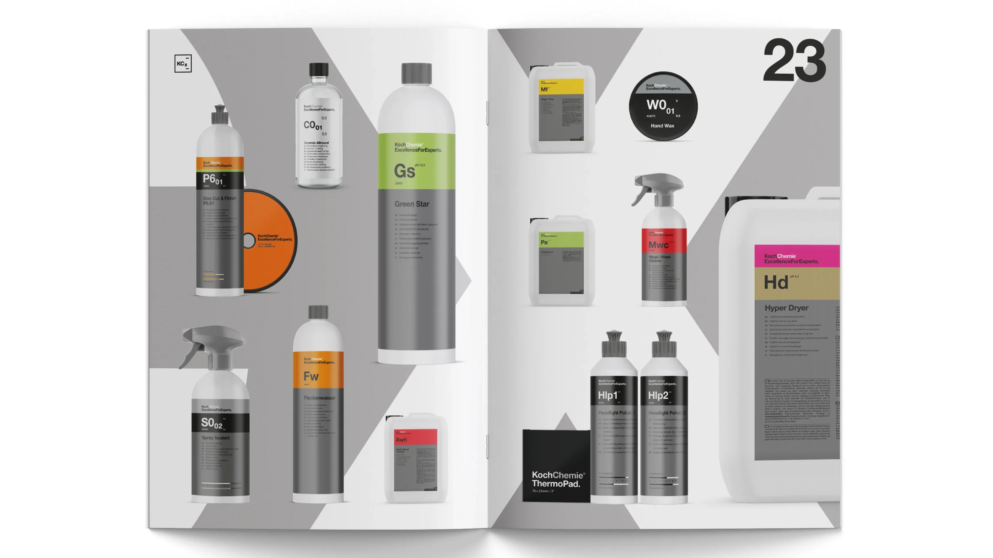 Aufgeschlagenes Katalog-Layout mit verschiedenen Flaschen, Sprühflaschen und Kanistern mit farbigen Etiketten