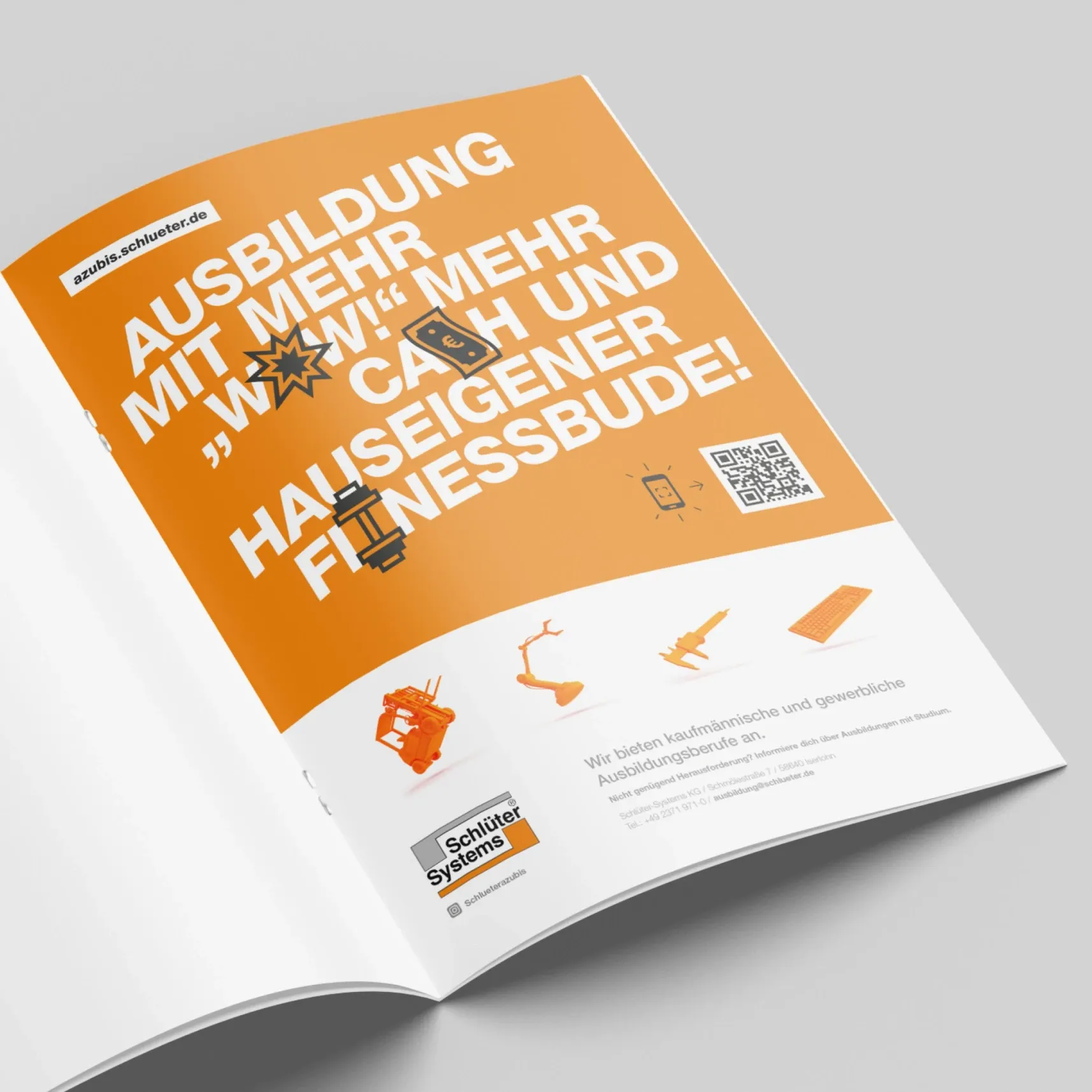 Orange Anzeige in einem Magazin: Ausbildung bei Schlüter-Systems mit Slogan „Mehr Cash und hauseigener Fitnessbude“, QR‑Code und Icons