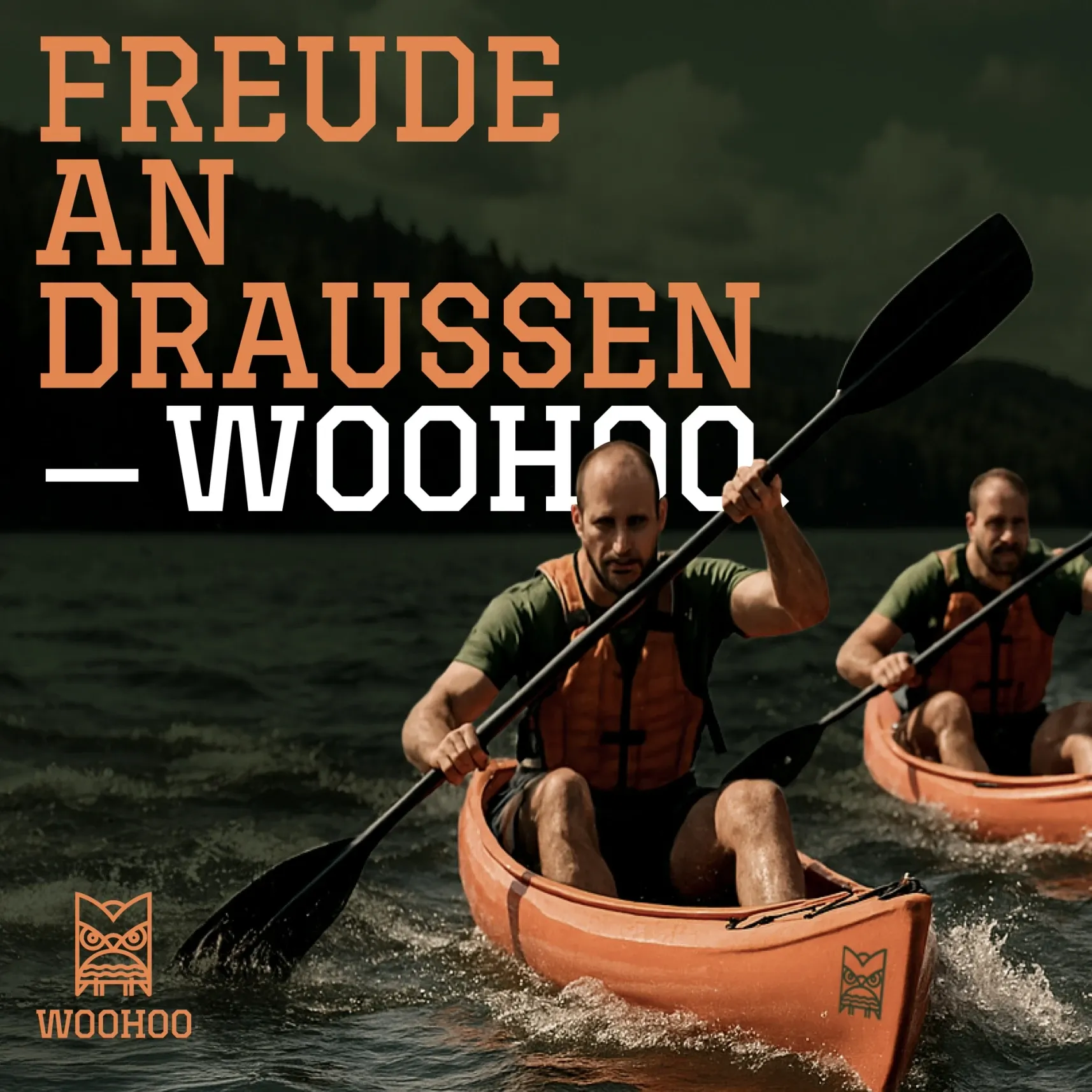 Zwei Kajakfahrer auf einem See, Werbegrafik mit Text „FREUDE AN DRAUSSEN — WOOHOO“