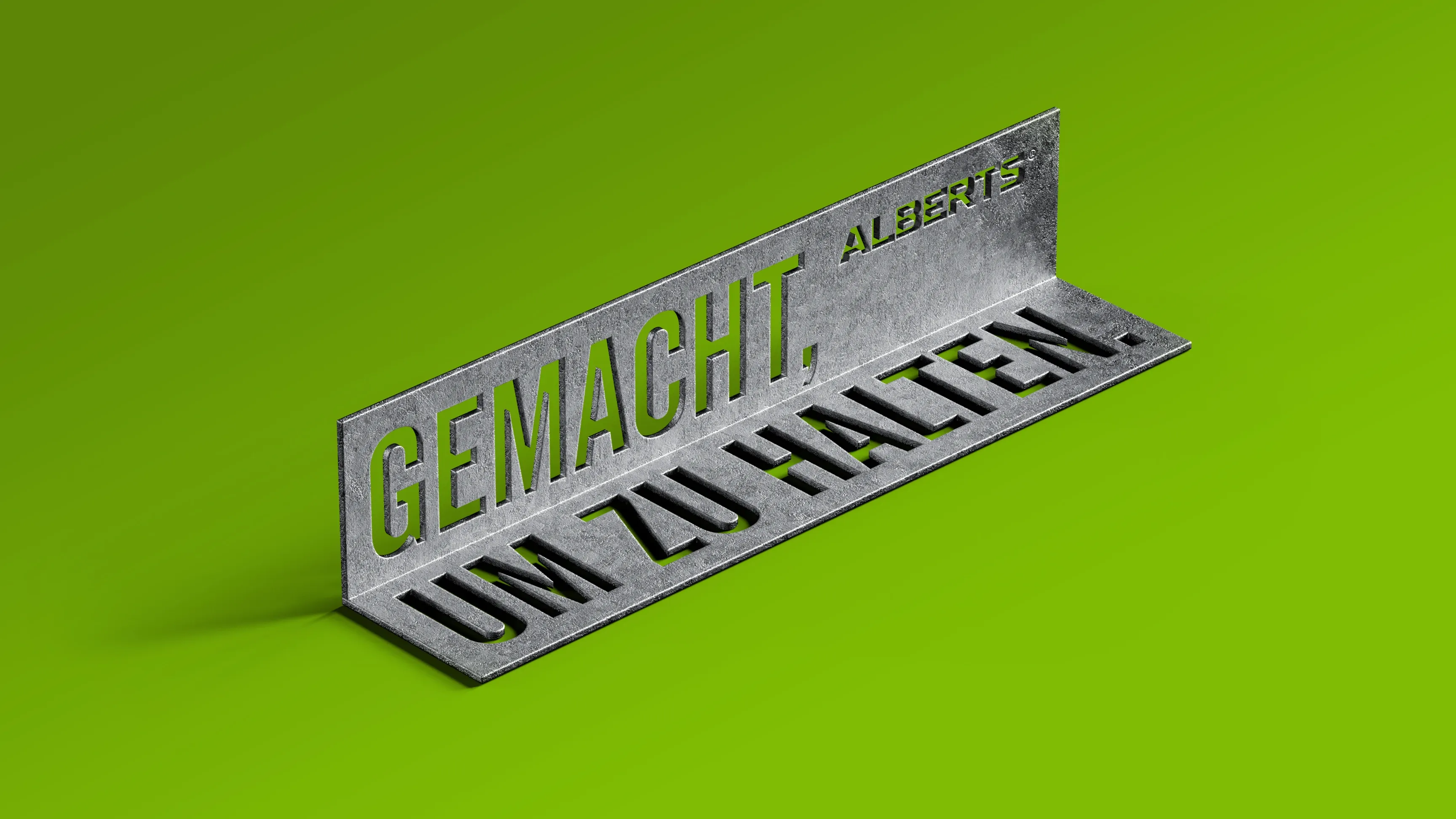Metallwinkel mit ausgestanztem Schriftzug „GEMACHT, UM ZU HALTEN“ auf grünem Hintergrund