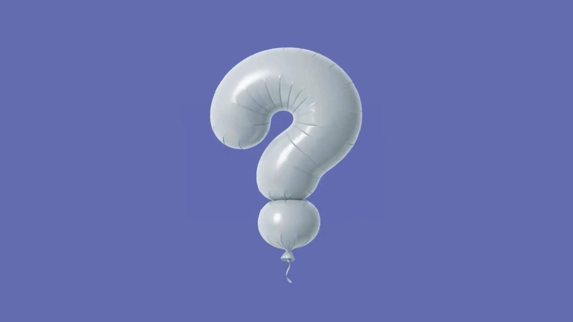 Fragezeichen-förmiger Folienballon auf lilafarbenem Hintergrund.