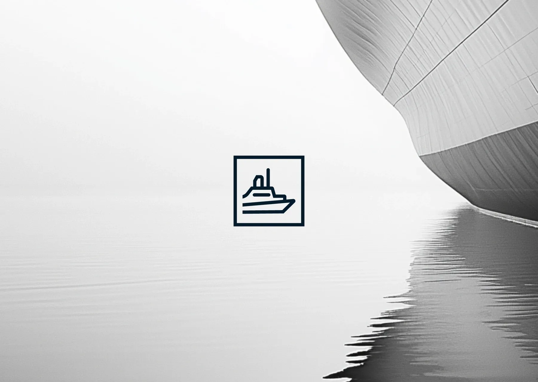 Schwarzweißbild mit großem Schiffsbug rechts über ruhigem Wasser und einem kleinen Schiffs-Icon in der Mitte