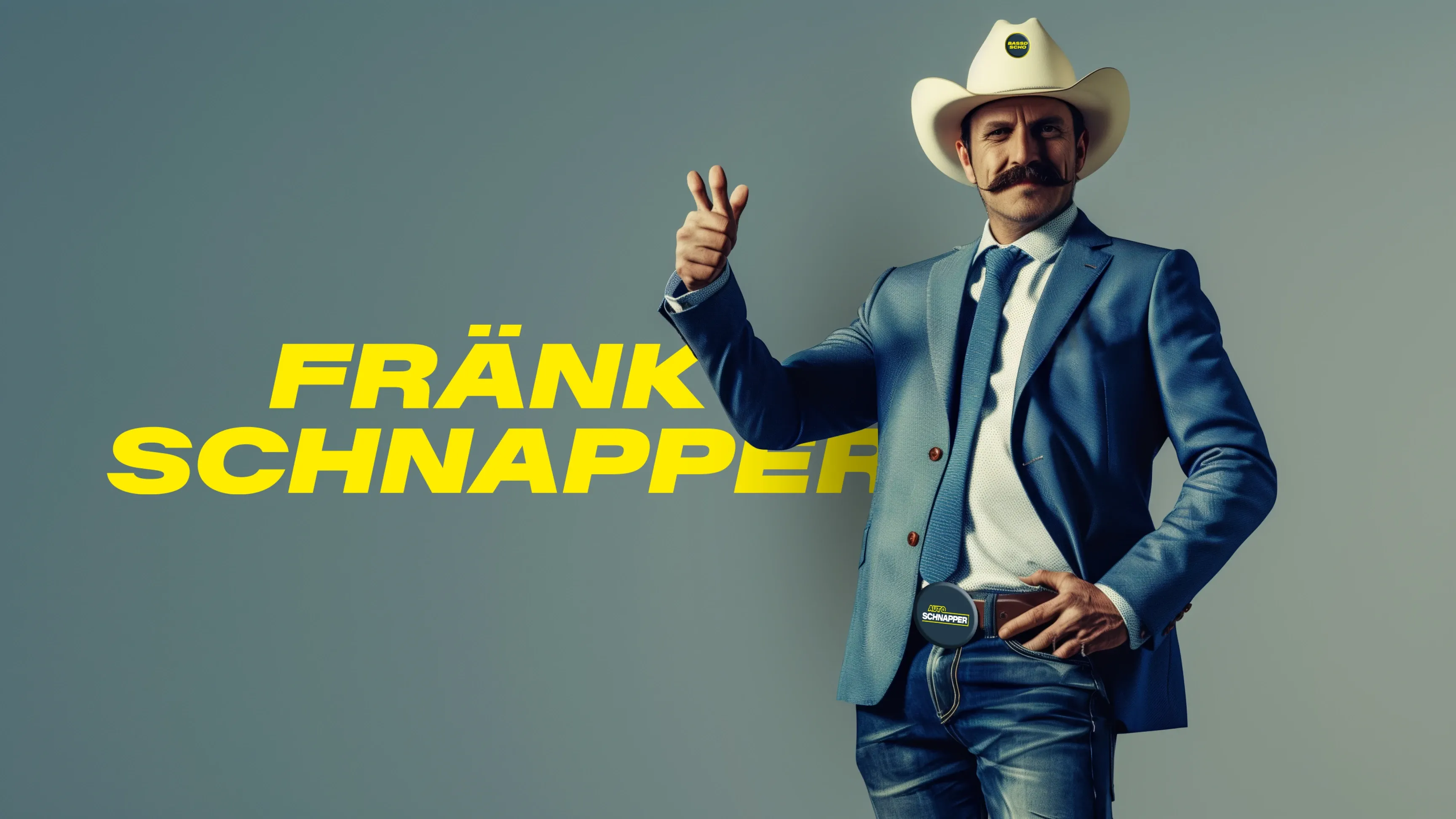 Person im blauen Anzug und Cowboyhut macht Fingerpistolen, gelber Schriftzug „FRÄNK SCHNAPPER“ auf grauem Hintergrund