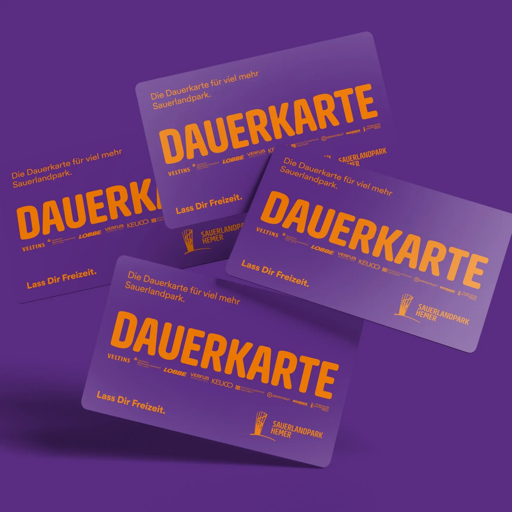 Vier violette Karten mit orangefarbener Aufschrift DAUERKARTE vor lila Hintergrund