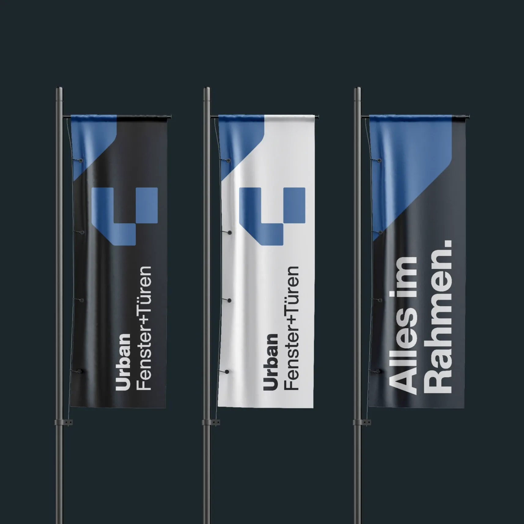 Drei vertikale Werbefahnen mit blau‑schwarzem Design, Aufschrift 'Urban Fenster+Türen' und 'Alles im Rahmen'