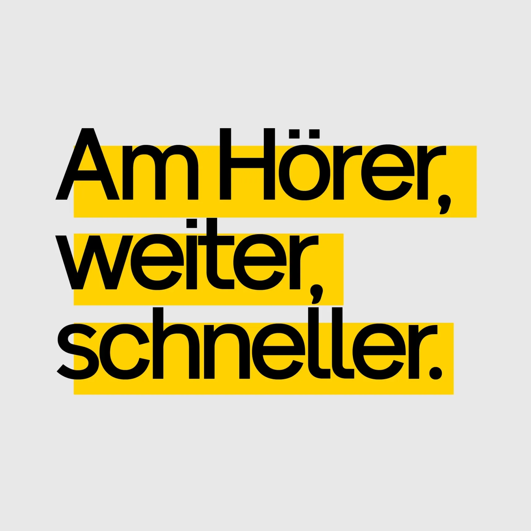 Schwarzer Schriftzug „Am Hörer, weiter, schneller“ auf gelben Balken vor grauem Hintergrund