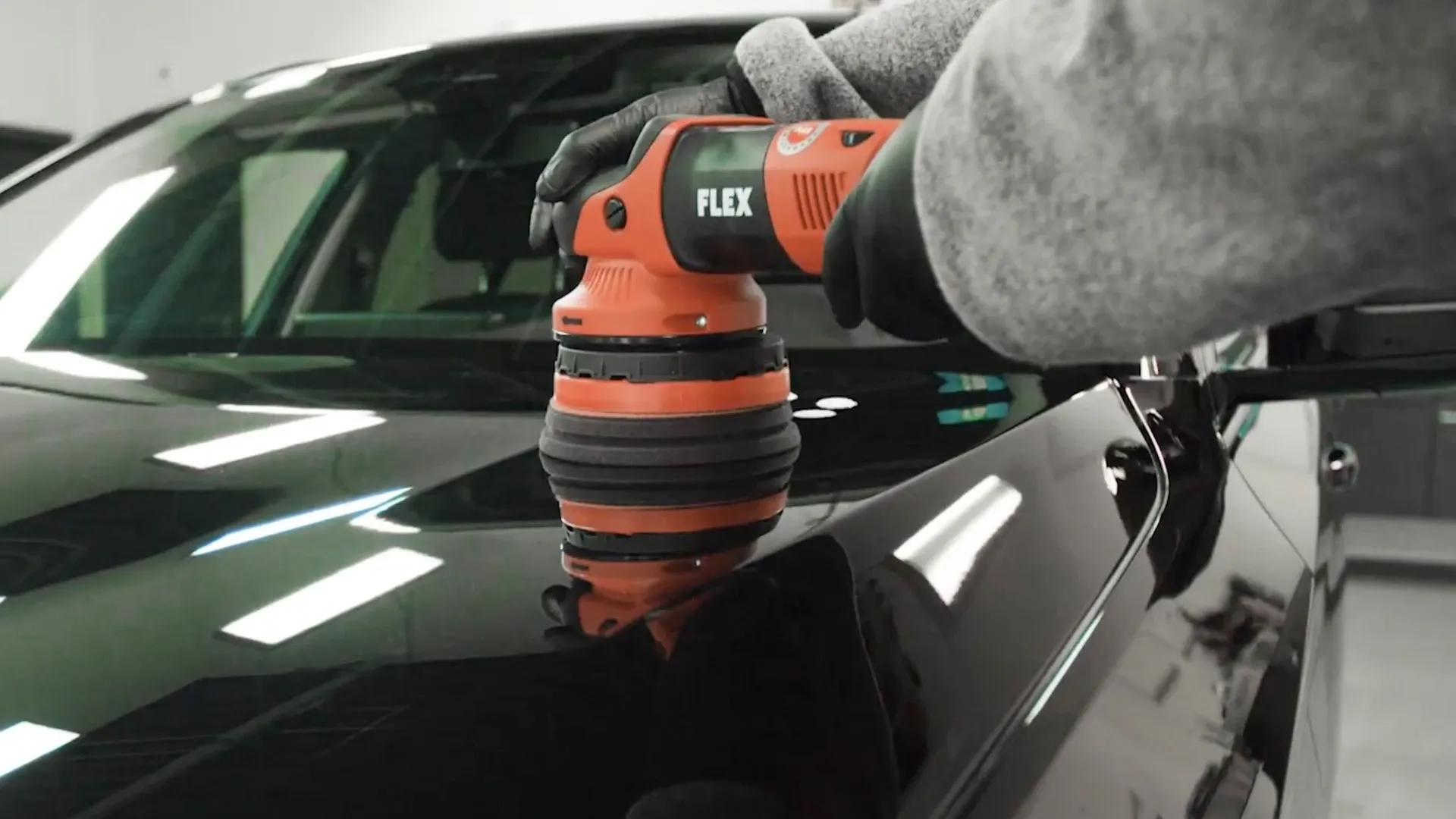 ein schöner Sandstrand mit Palmen