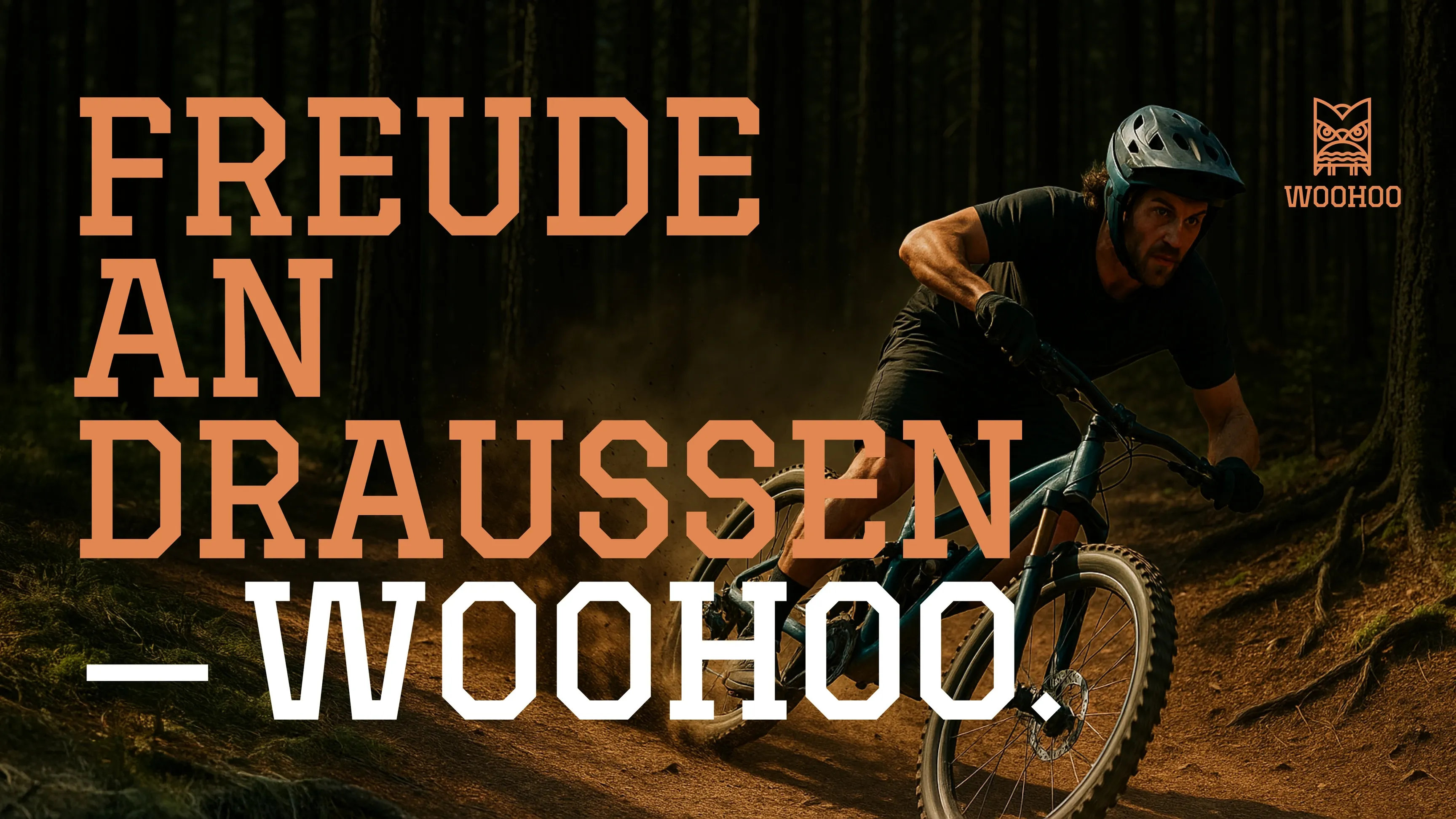 Mountainbiker auf Waldtrail, Text: „FREUDE AN DRAUSSEN — WOOHOO!“