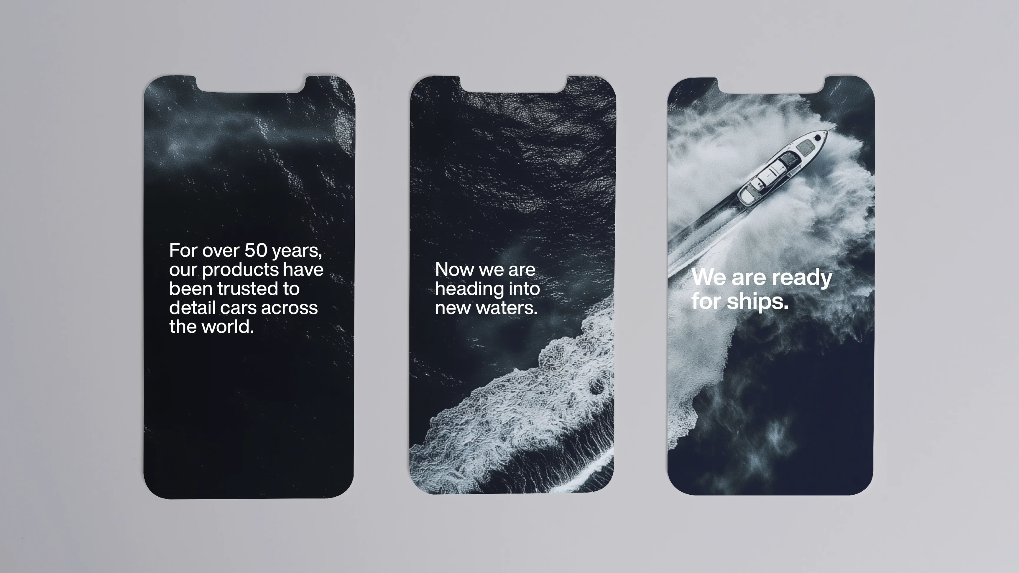 Drei Smartphone-Mockups mit Meeresaufnahmen; rechts fährt ein Schnellboot; englische Slogans zu 50 Jahren Erfahrung und Einstieg in die Schifffahrt