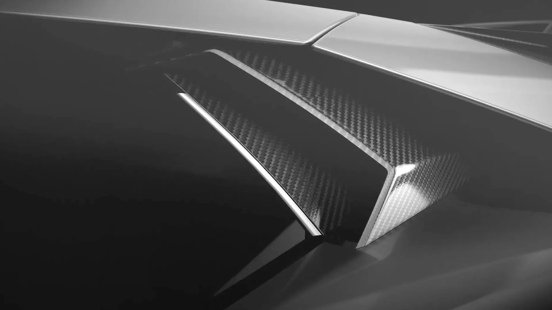 Nahaufnahme von Carbon-Lamellen an einer Fahrzeugkarosserie