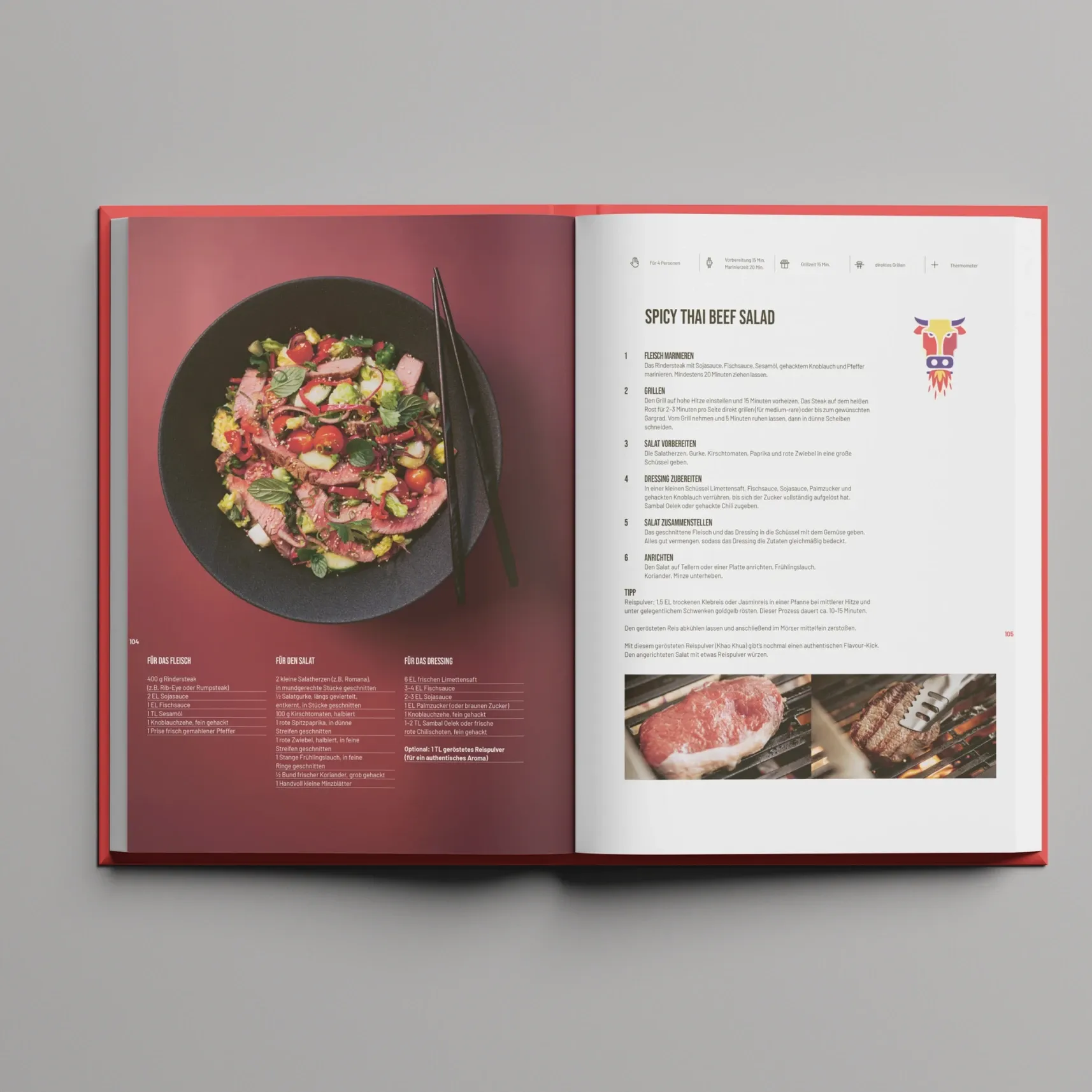 Aufgeschlagenes Kochbuch mit Foto eines bunten Rindfleischsalats links und dem Rezept „Spicy Thai Beef Salad“ rechts