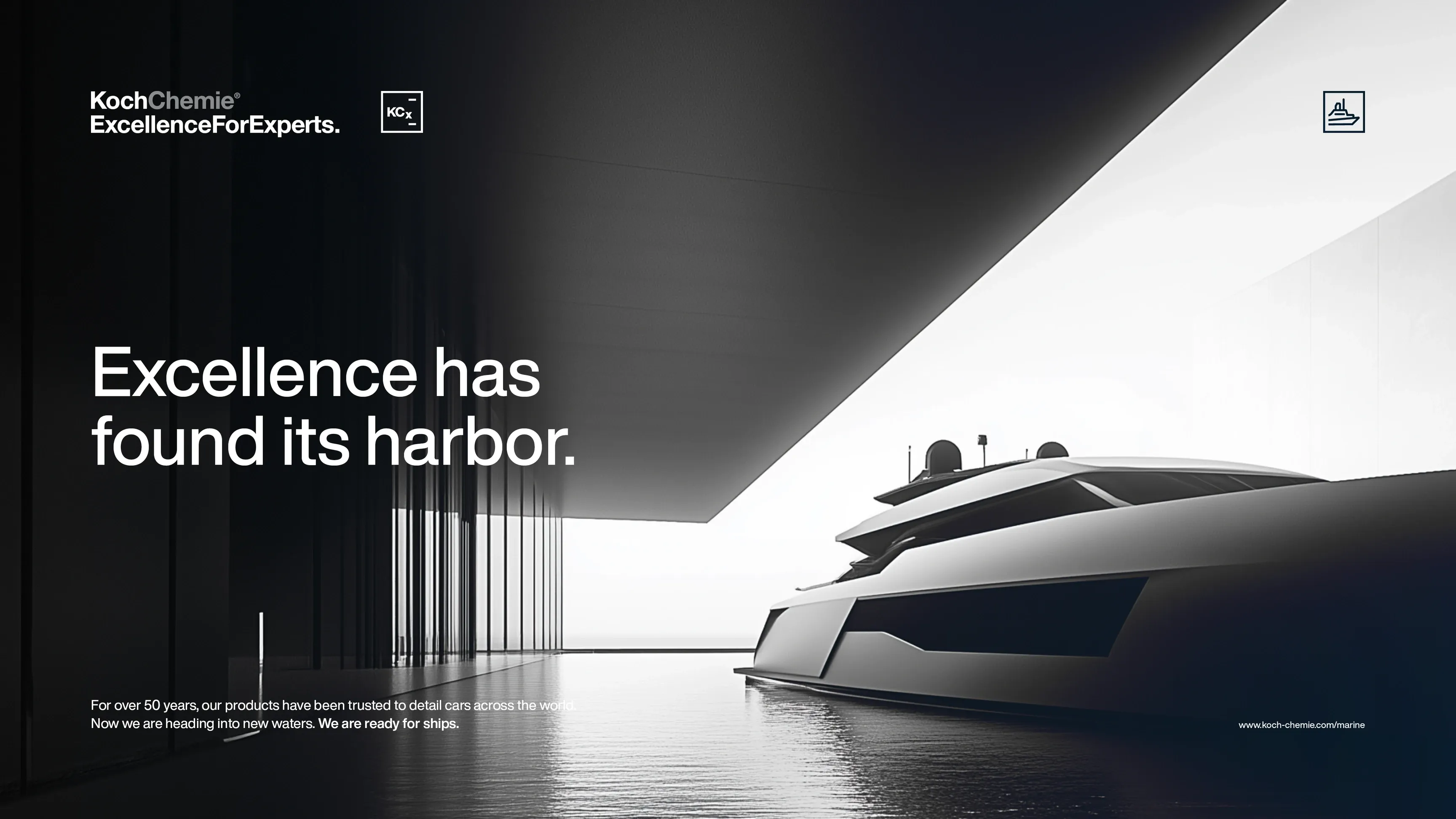 Schwarz-weißes Bild einer luxuriösen Motoryacht in einem modernen, überdachten Hafen