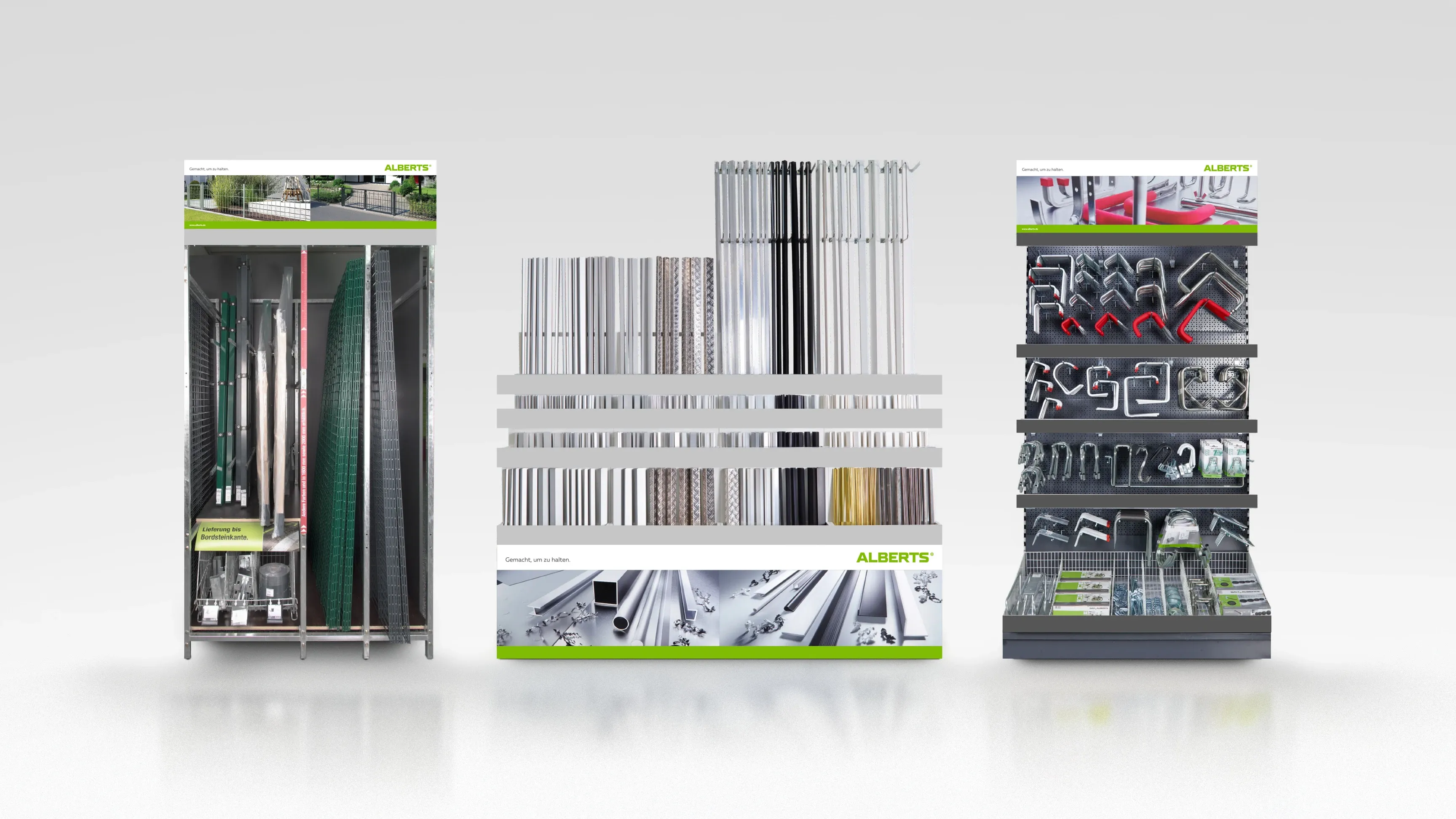 Drei Verkaufsdisplays mit Metallprofilen, Rohren und Zaunmaterial vor weißem Hintergrund