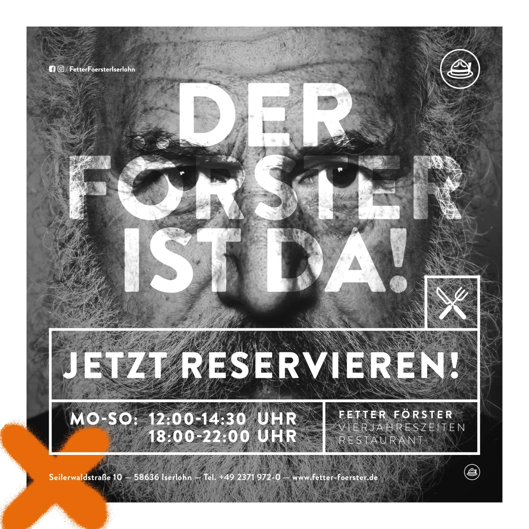 Schwarzweiß-Werbeplakat mit Nahaufnahme eines bärtigen Gesichts; Text: „DER FÖRSTER IST DA! JETZT RESERVIEREN! Mo–So 12:00–14:30, 18:00–22:00, Fetter Förster Vierjahreszeiten Restaurant“