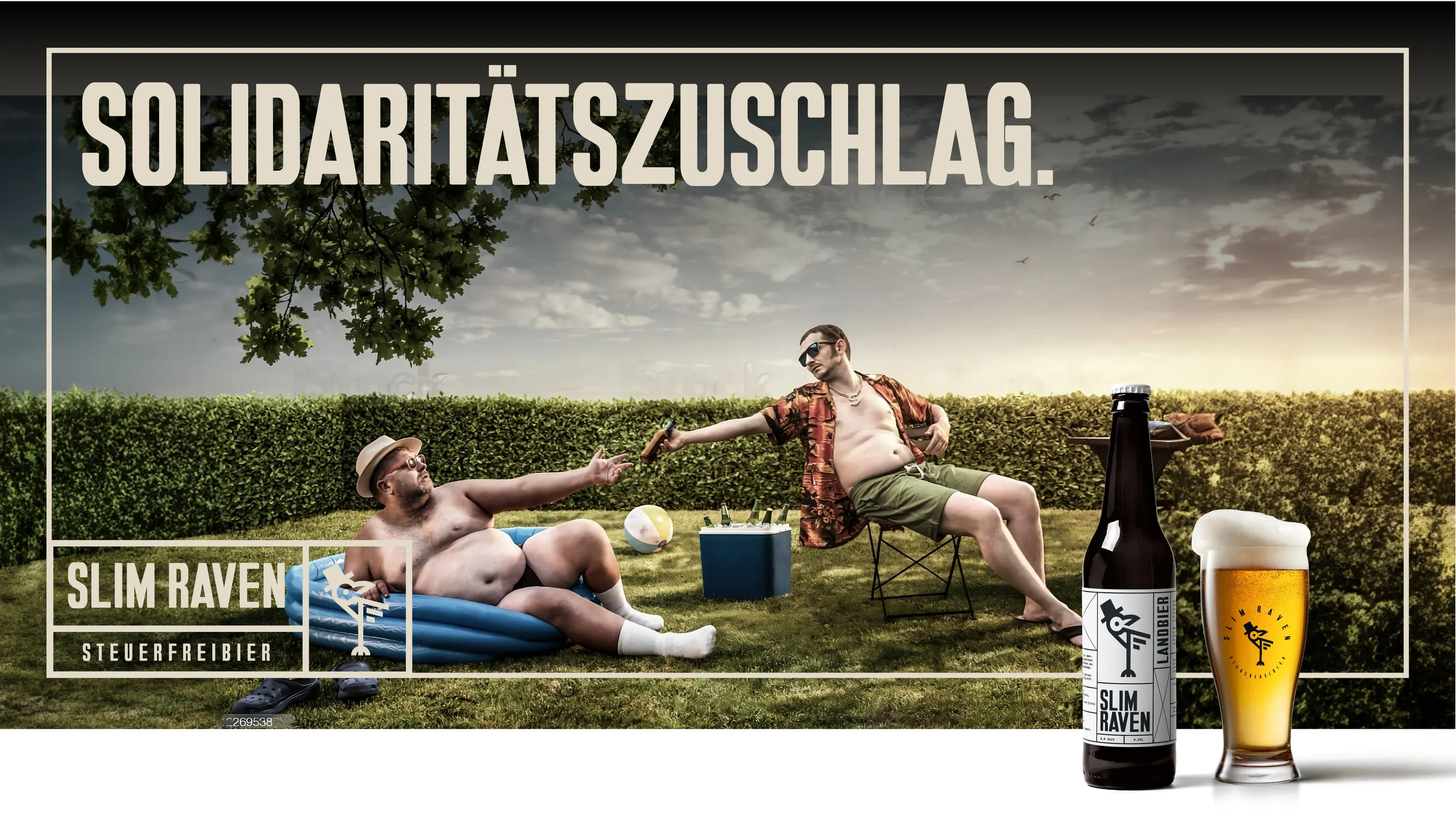 Werbeplakat: Zwei Männer im Garten reichen sich ein Bier; Überschrift „SOLIDARITÄTSZUSCHLAG“, rechts Bierflasche und Glas der Marke Slim Raven