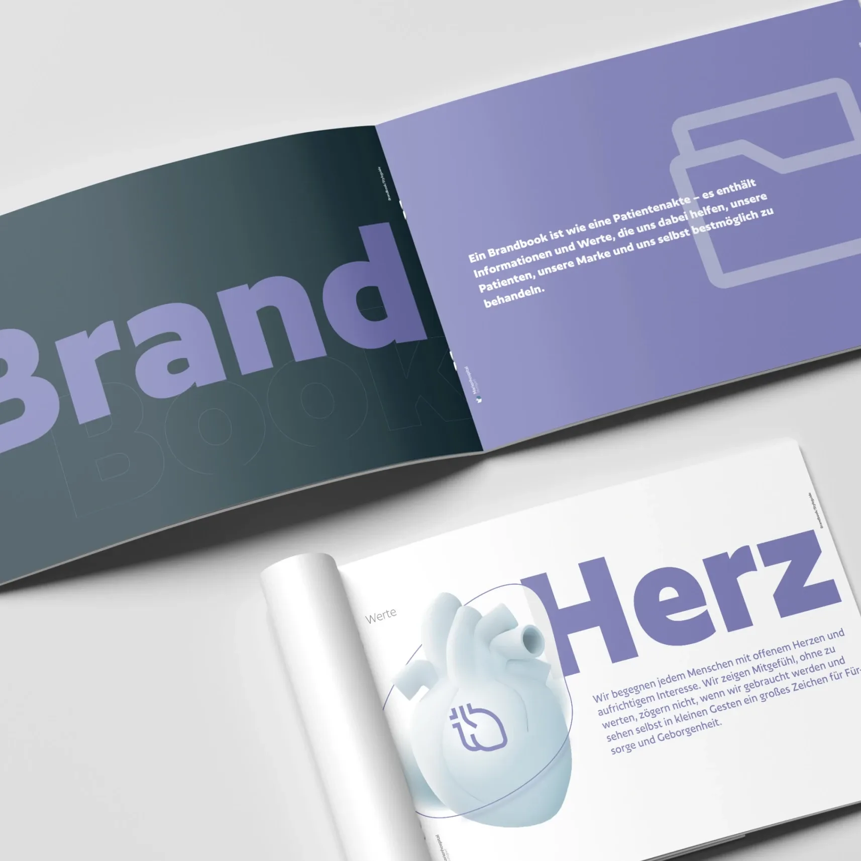 Aufgeschlagenes Markenhandbuch in Lila mit großem Text „Brand“ und „Herz“ sowie Herz- und Ordner-Icons