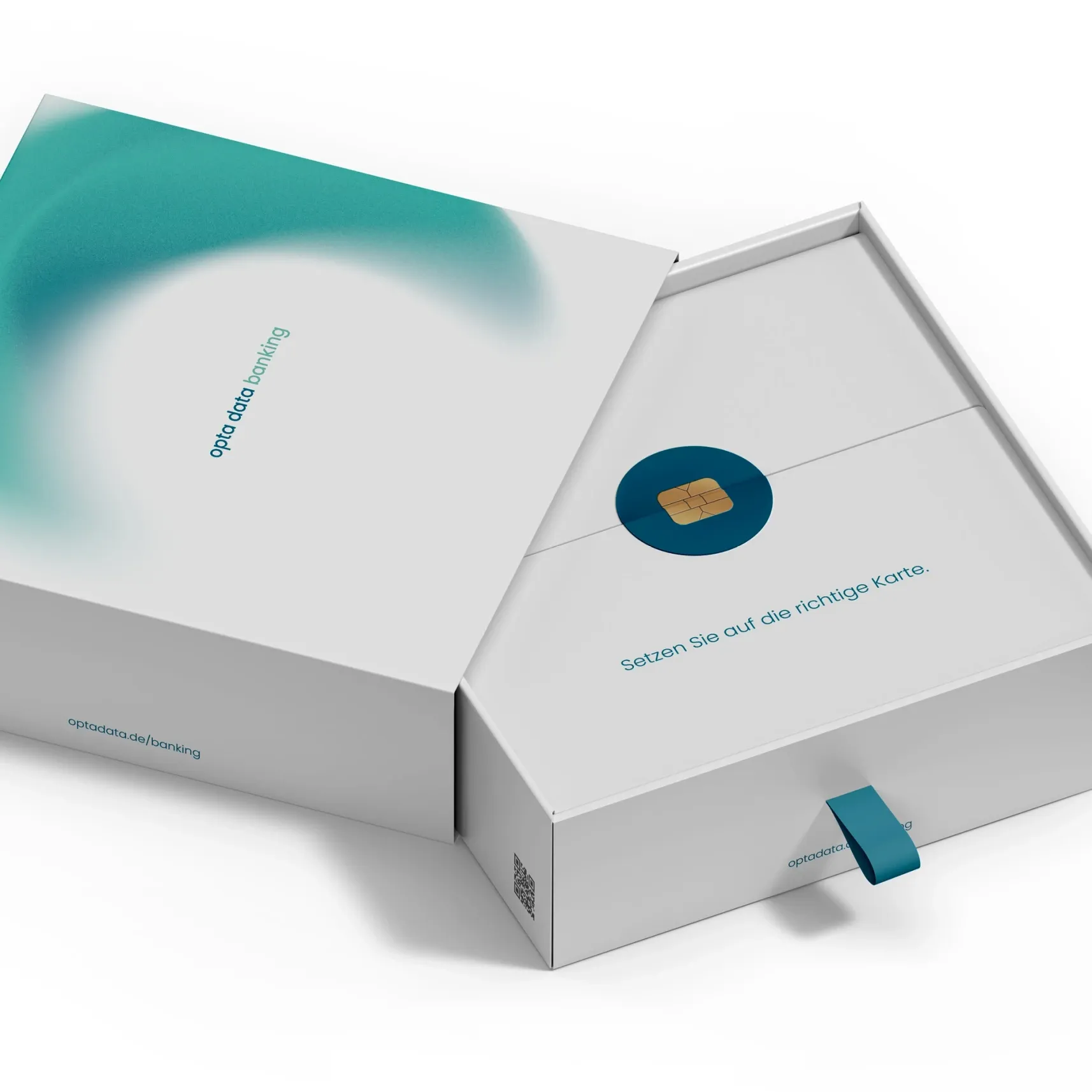 Geöffnete weiße Box mit türkisen Akzenten, Text „Setzen Sie auf die richtige Karte“, goldener Chip in runder Halterung