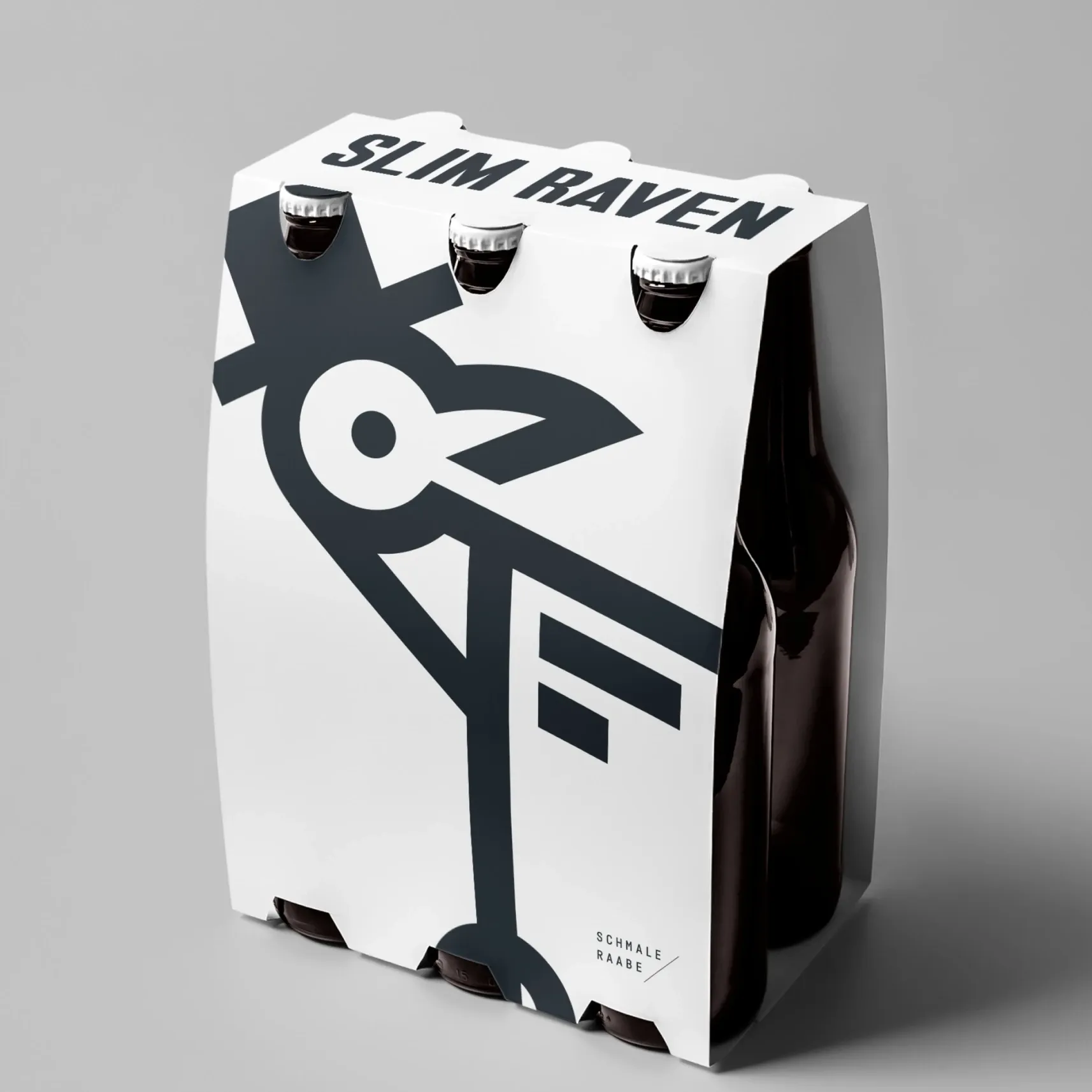 Sechserträger mit dunklen Flaschen, weißer Karton mit Aufdruck „SLIM RAVEN“ und stilisiertem Rabenmotiv
