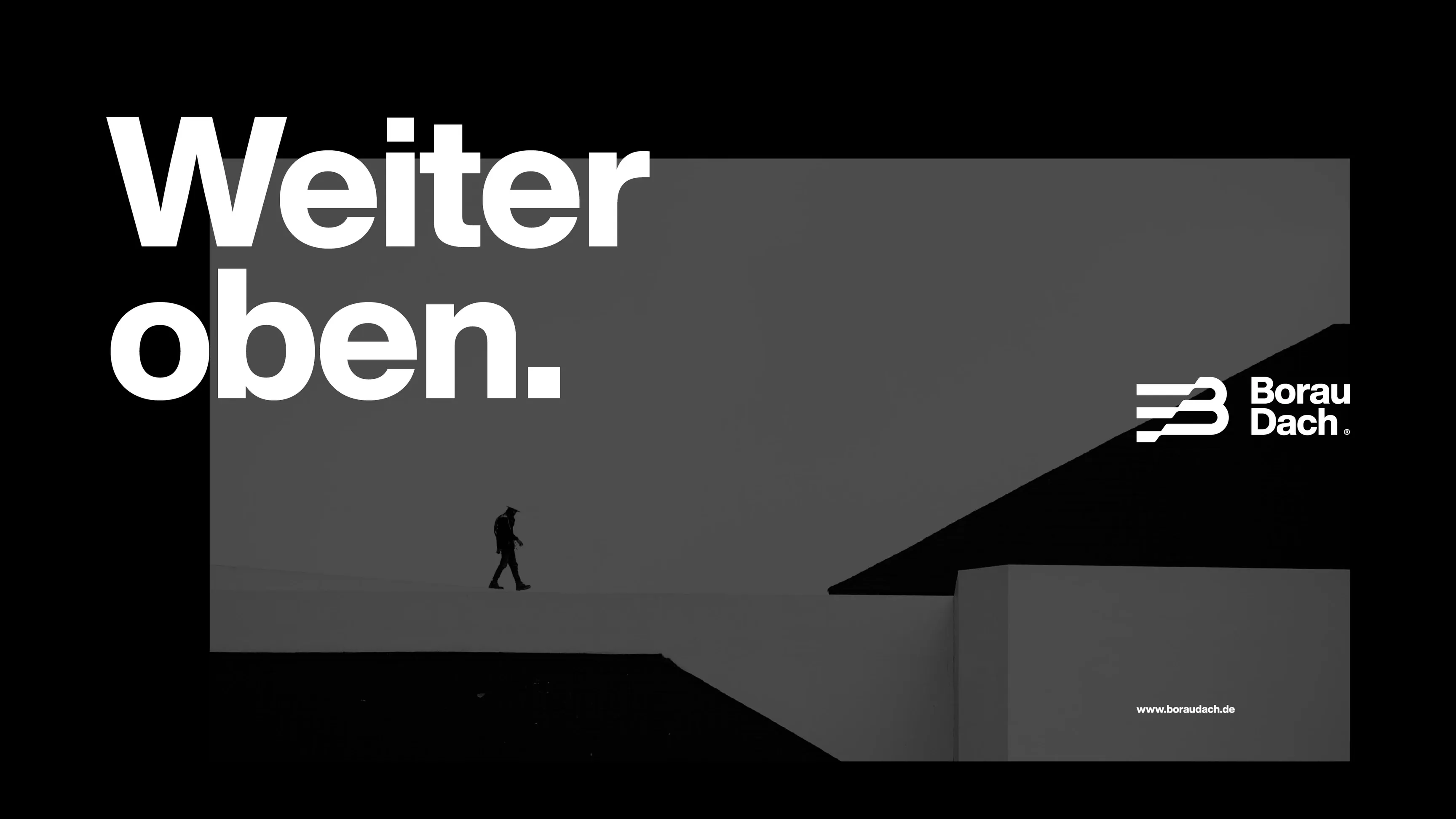 Schwarz-weißes Motiv mit Text „Weiter oben“, Personensilhouette auf einem Dach, rechts Logo „Borau Dach“