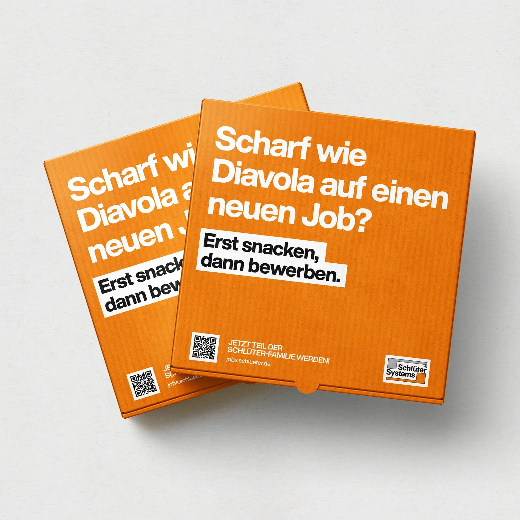 Zwei orange Pizzakartons mit dem Slogan „Scharf wie Diavola auf einen neuen Job? Erst snacken, dann bewerben“