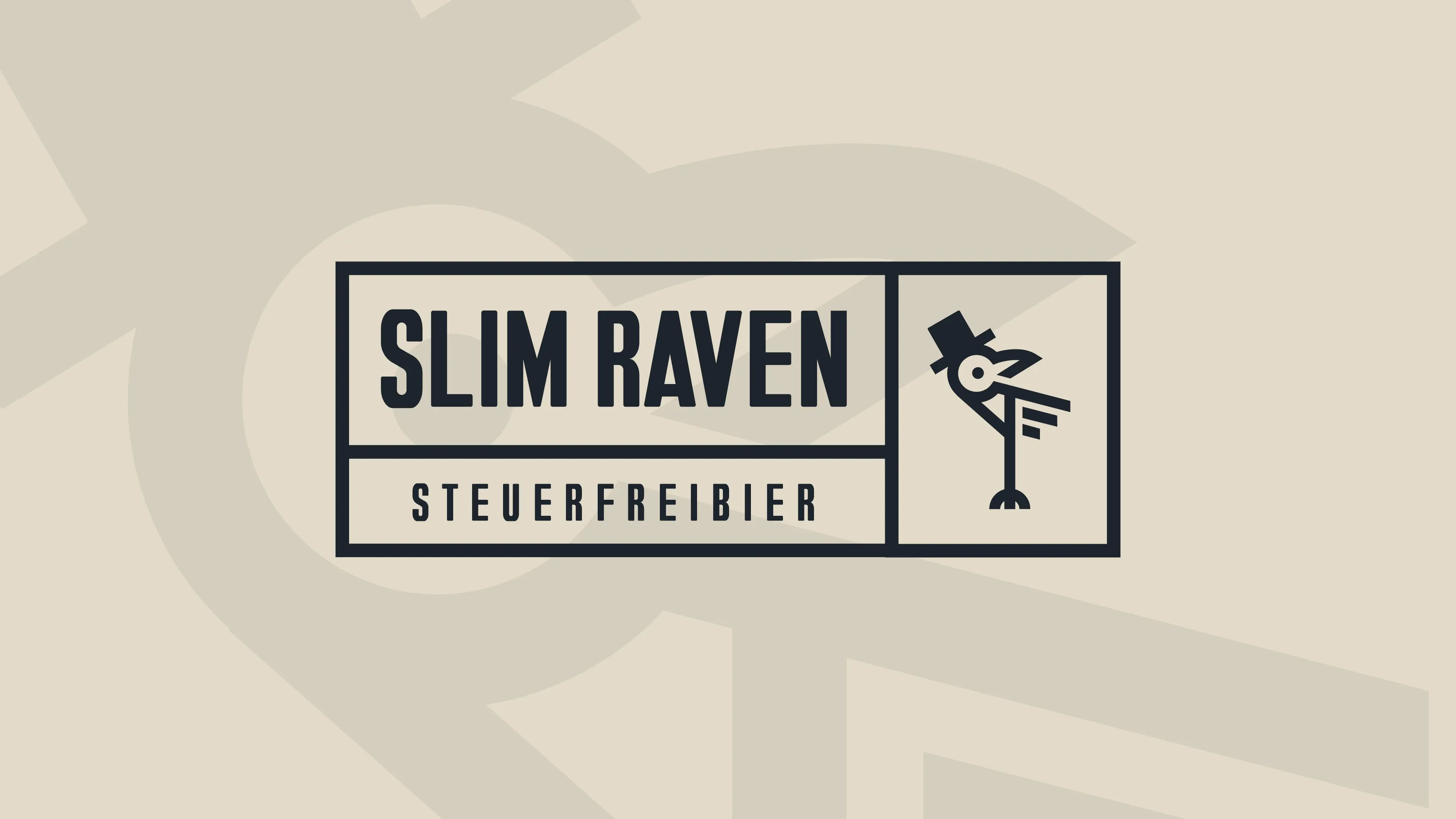 Logo mit Text „SLIM RAVEN“ und „STEUERFREIBIER“ neben stilisiertem Raben mit Zylinder