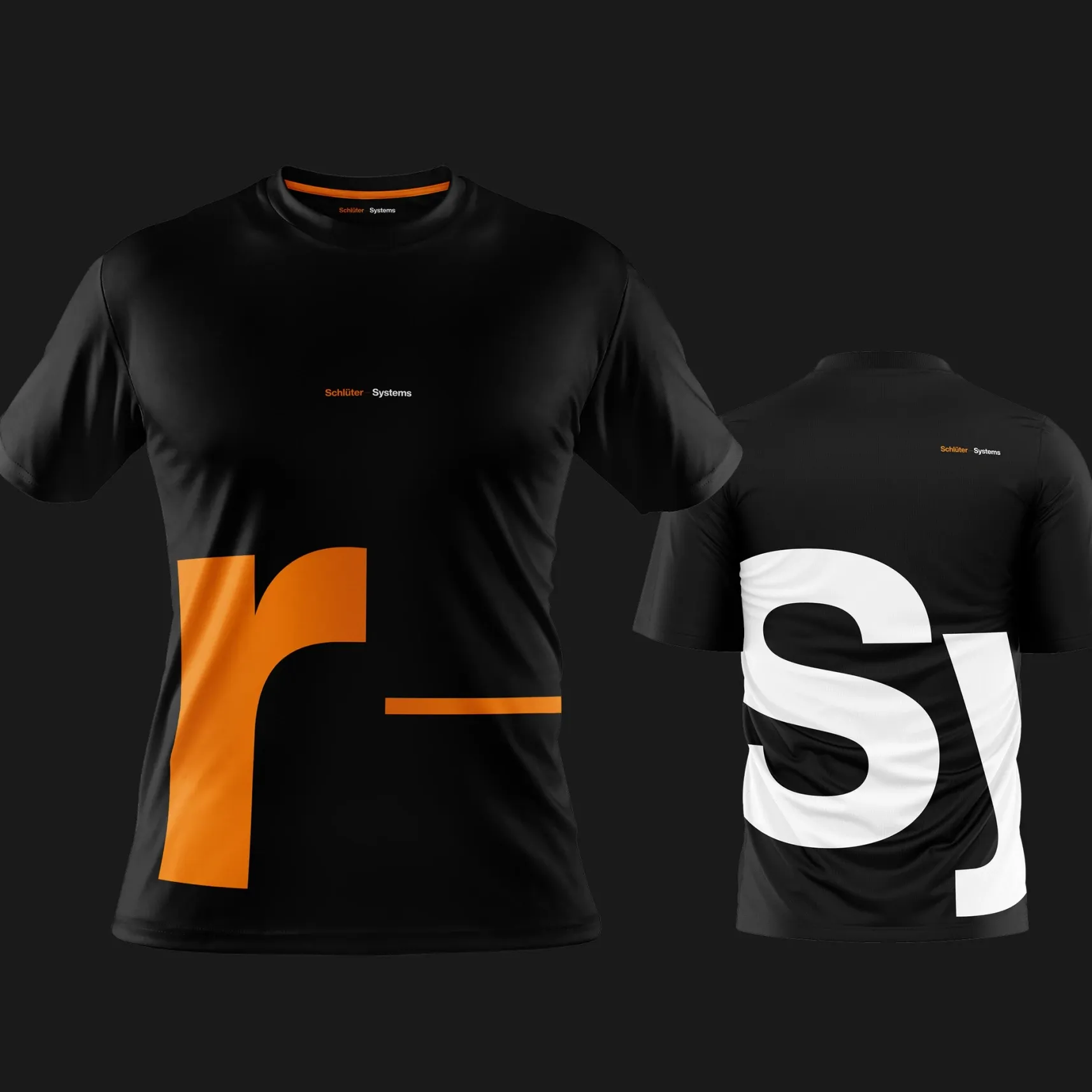 Zwei Ansichten eines schwarzen T‑Shirts mit großem orangefarbenem r‑ vorn und großen weißen Buchstaben Sy hinten