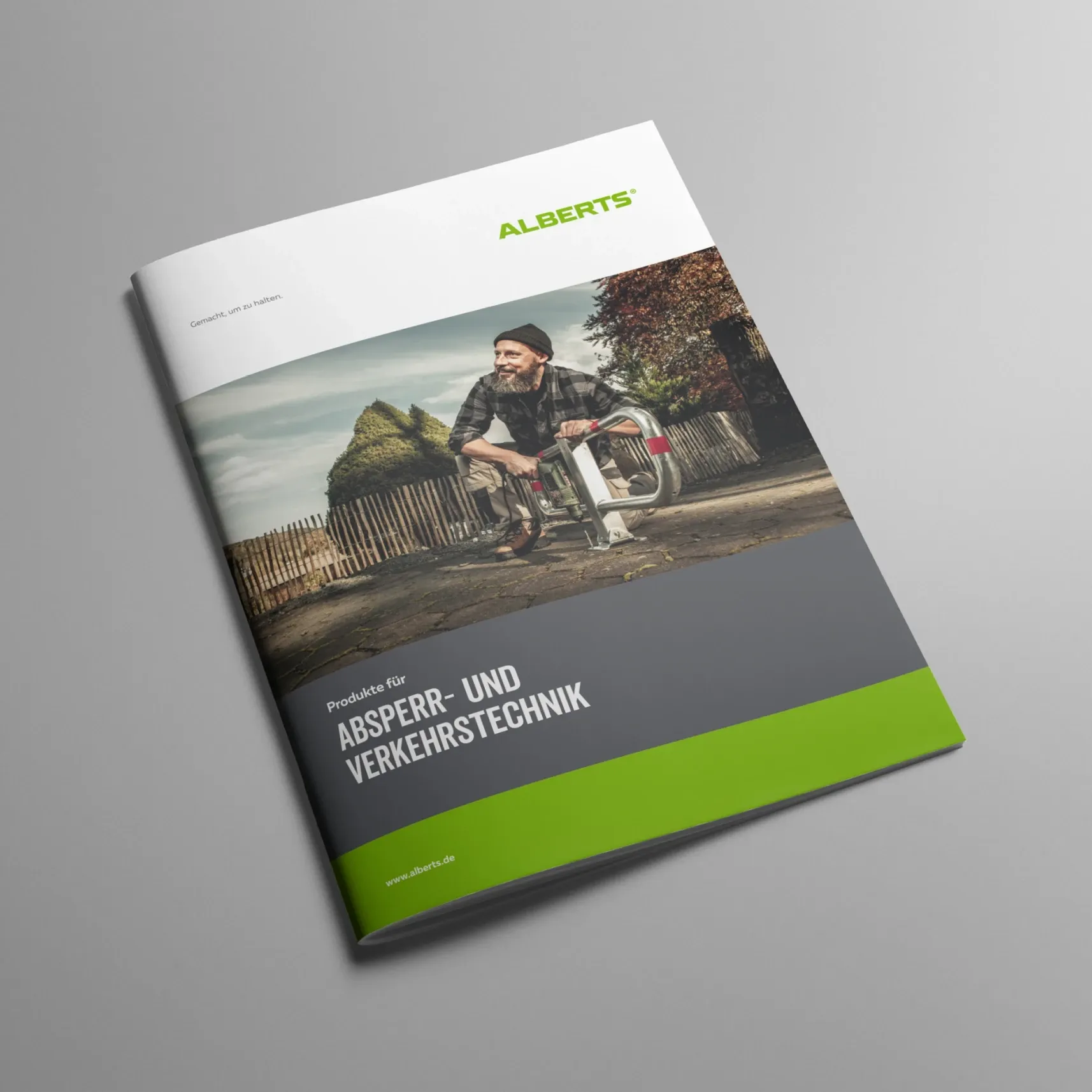 Titelseite einer ALBERTS-Broschüre über Absperr- und Verkehrstechnik mit Foto eines Mannes an einer rot-weißen Absperrung