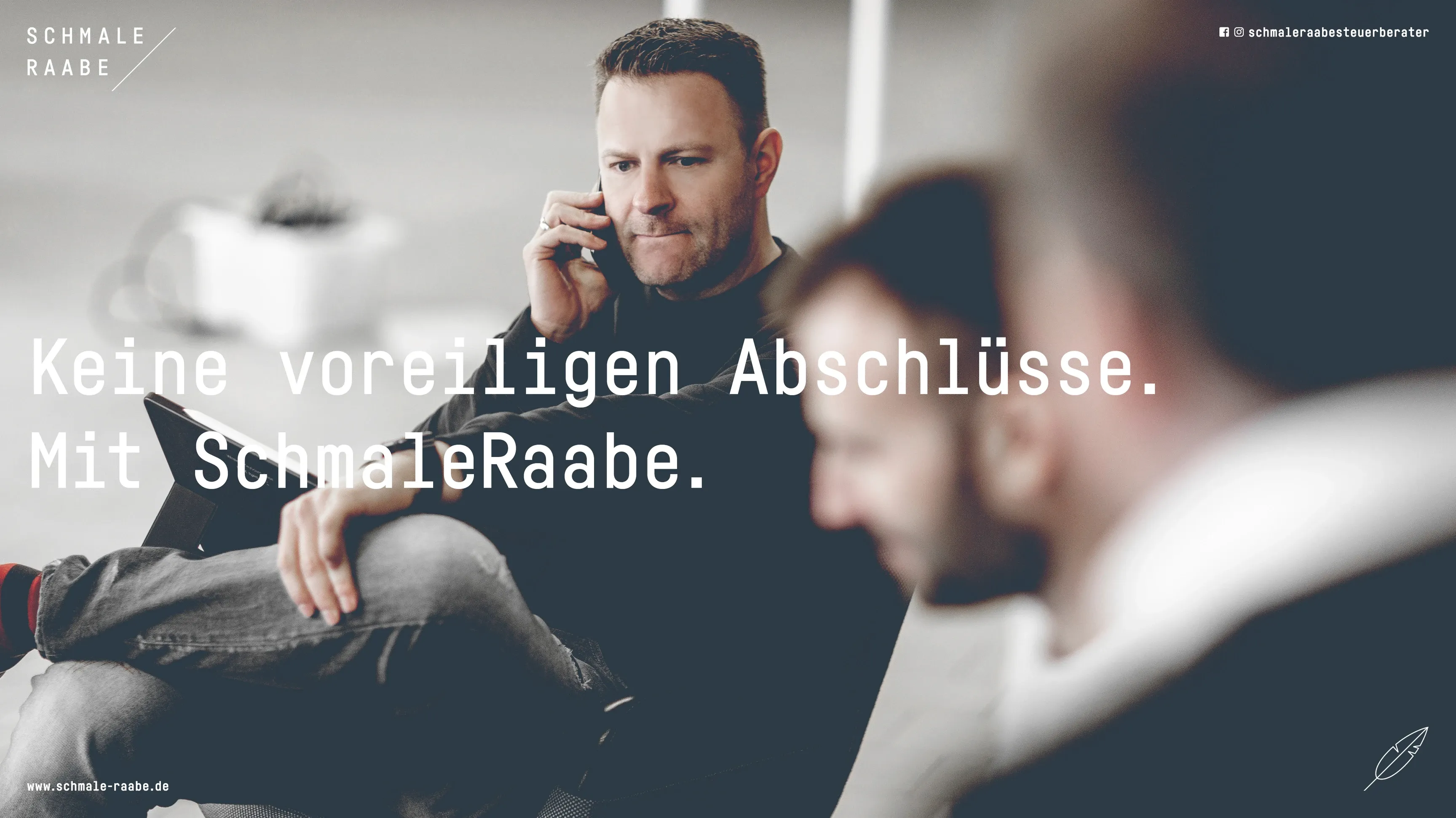 Mann telefoniert, dazu der Text Keine voreiligen Abschlüsse. Mit SchmaleRaabe