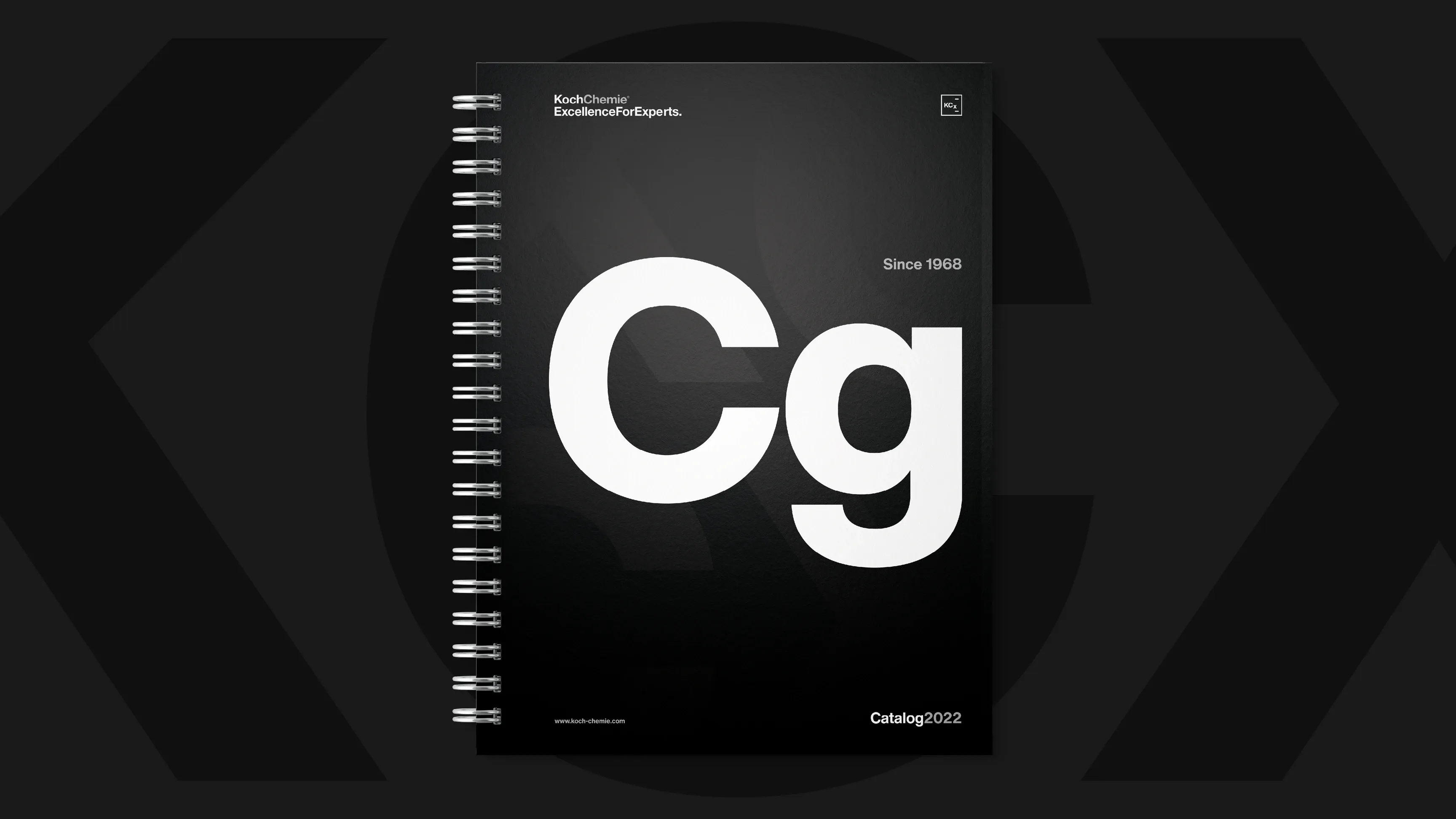 Schwarzer spiralgebundener Katalog mit großer weißer Aufschrift „Cg“ auf dem Cover