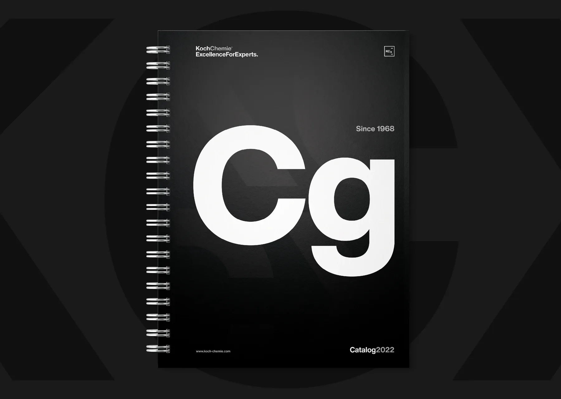 Schwarzer spiralgebundener Katalog mit großer weißer Aufschrift „Cg“ auf dem Cover