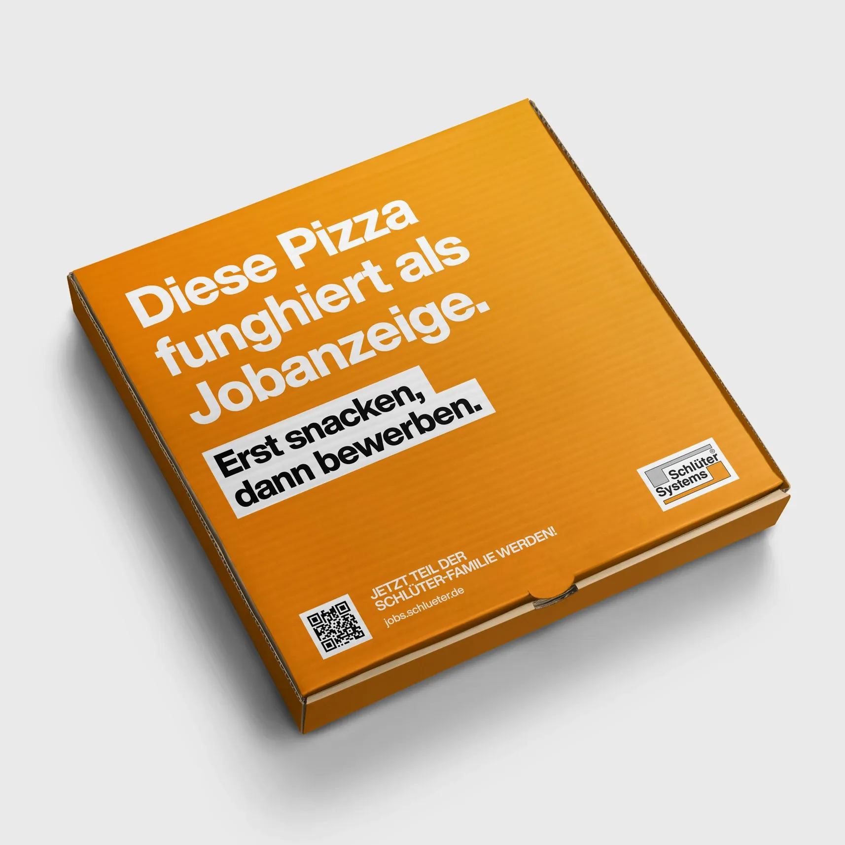 Orangefarbener Pizzakarton mit der Aufschrift 'Diese Pizza funghiert als Jobanzeige. Erst snacken, dann bewerben' und QR-Code