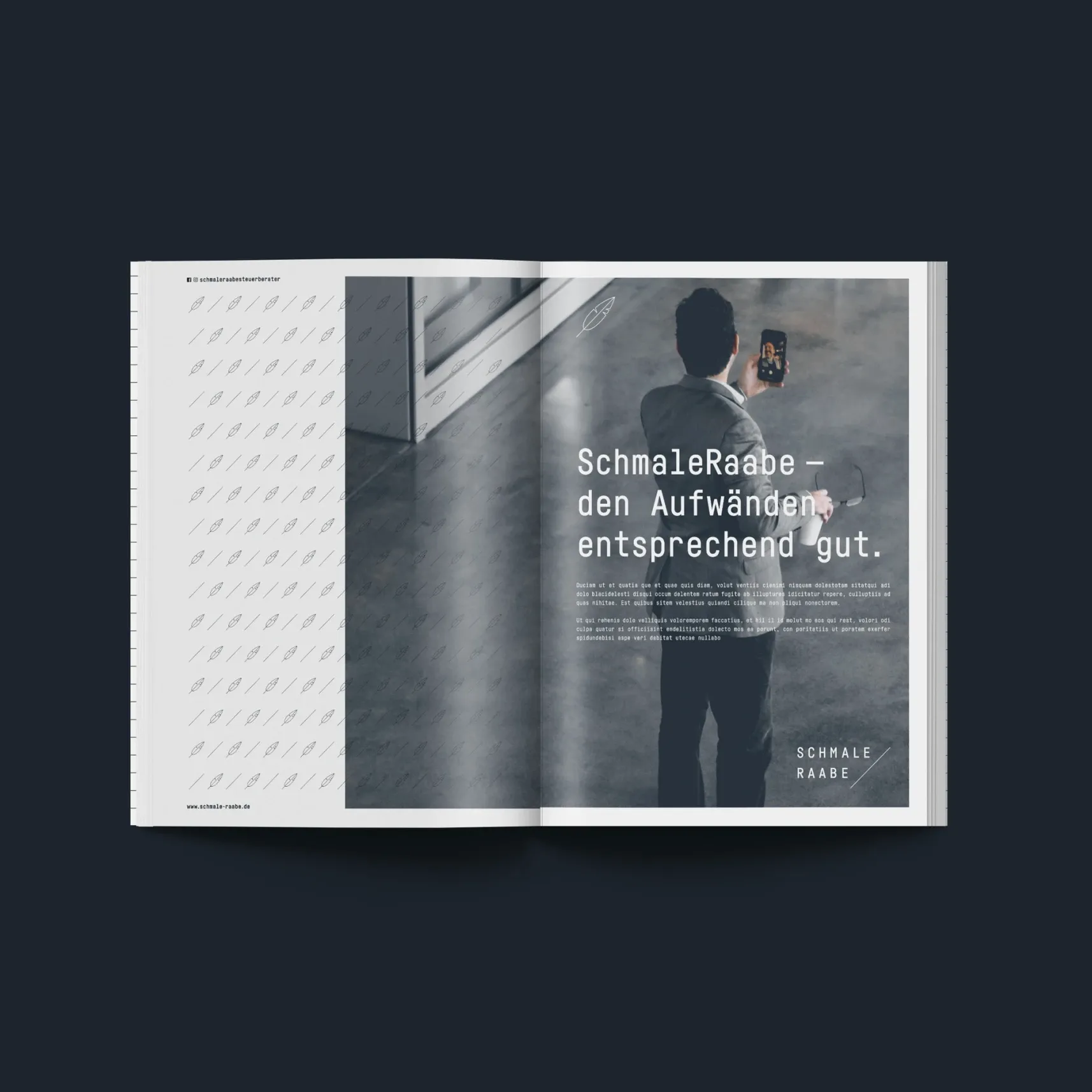 Offenes Magazin mit Anzeige: Rückansicht eines Mannes mit Smartphone und großem Text „SchmaleRaabe – den Aufwänden entsprechend gut“