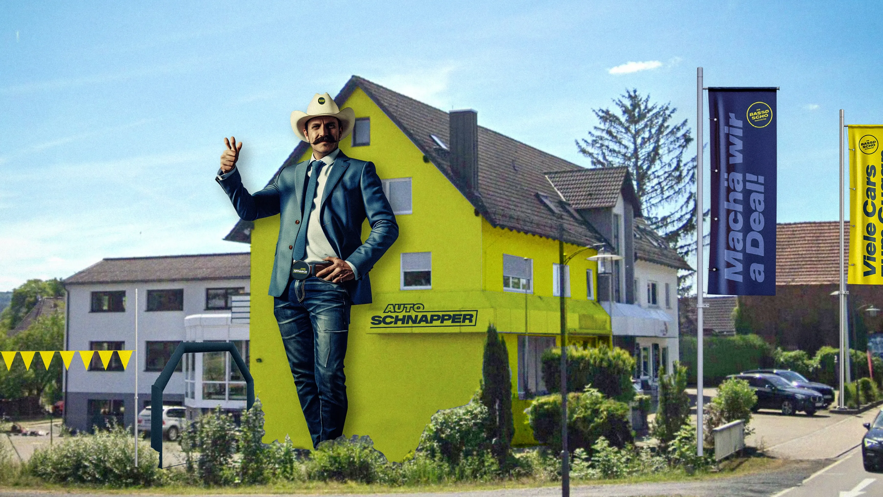 Gelbes Autohaus mit großer Werbefigur eines Mannes im Anzug und Cowboyhut an der Fassade
