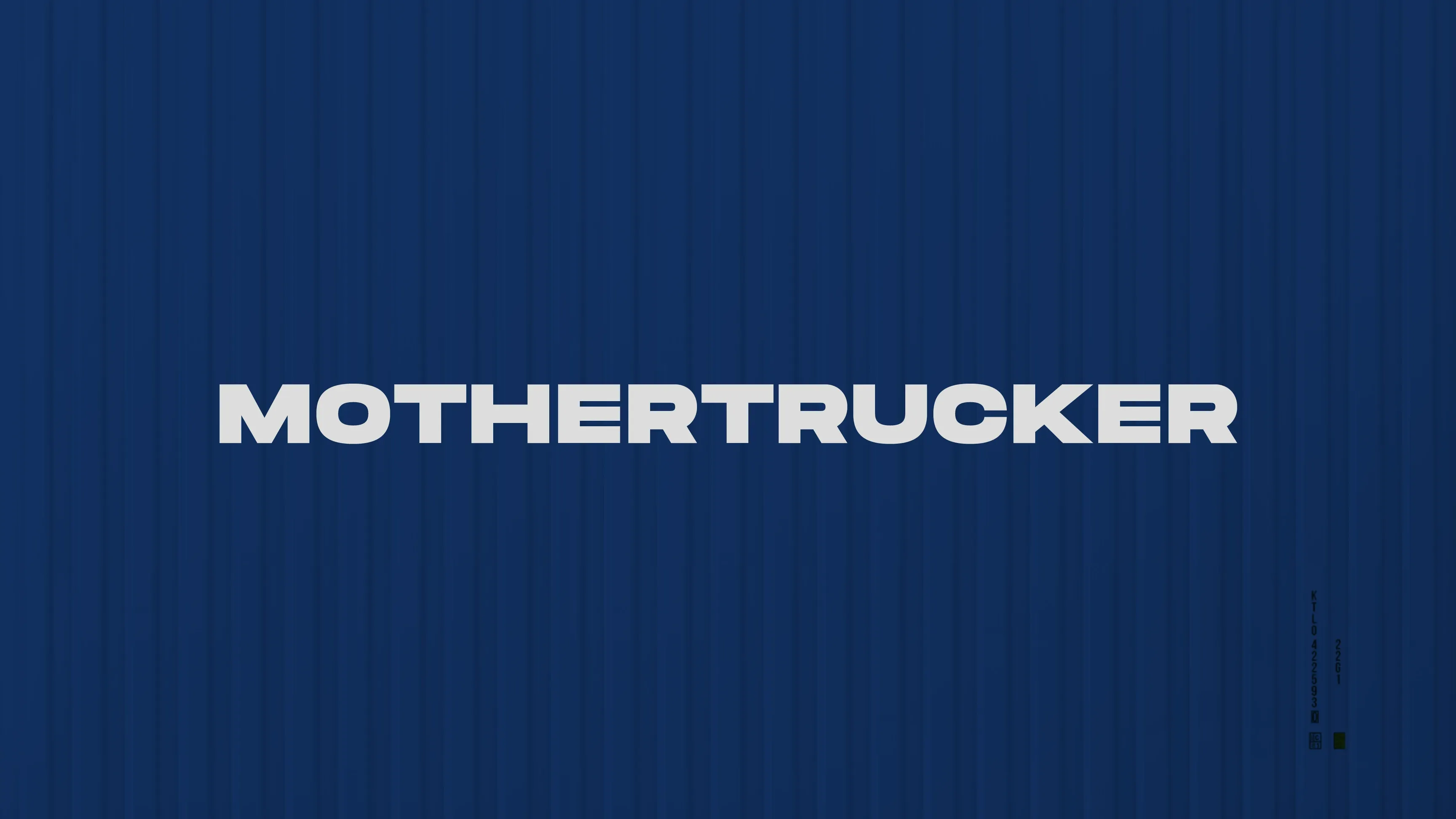 Weißer Schriftzug „MOTHERTRUCKER“ auf blauem Hintergrund