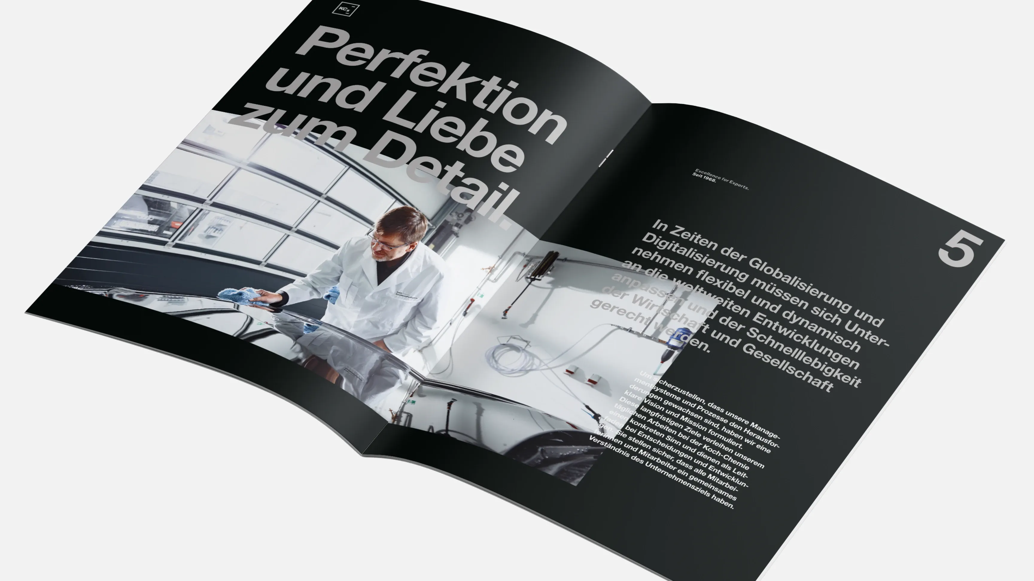 Aufgeschlagenes Magazin mit Doppelseite; links Überschrift „Perfektion und Liebe zum Detail“ und Foto einer Person im weißen Kittel, rechts Textblock mit großer 5