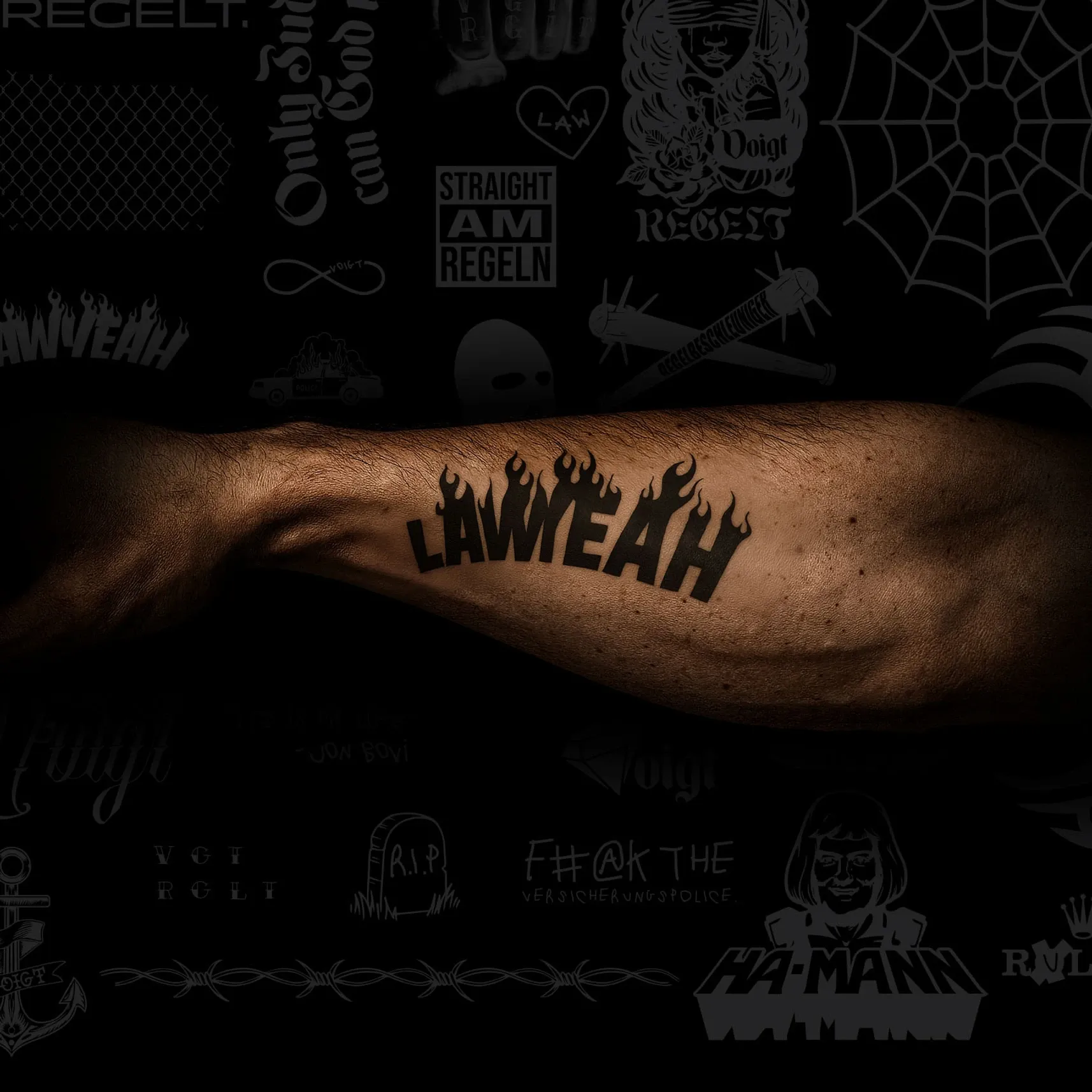 Muskulöser Unterarm mit Tattoo in Flammenschrift vor dunklem, grafischem Hintergrund