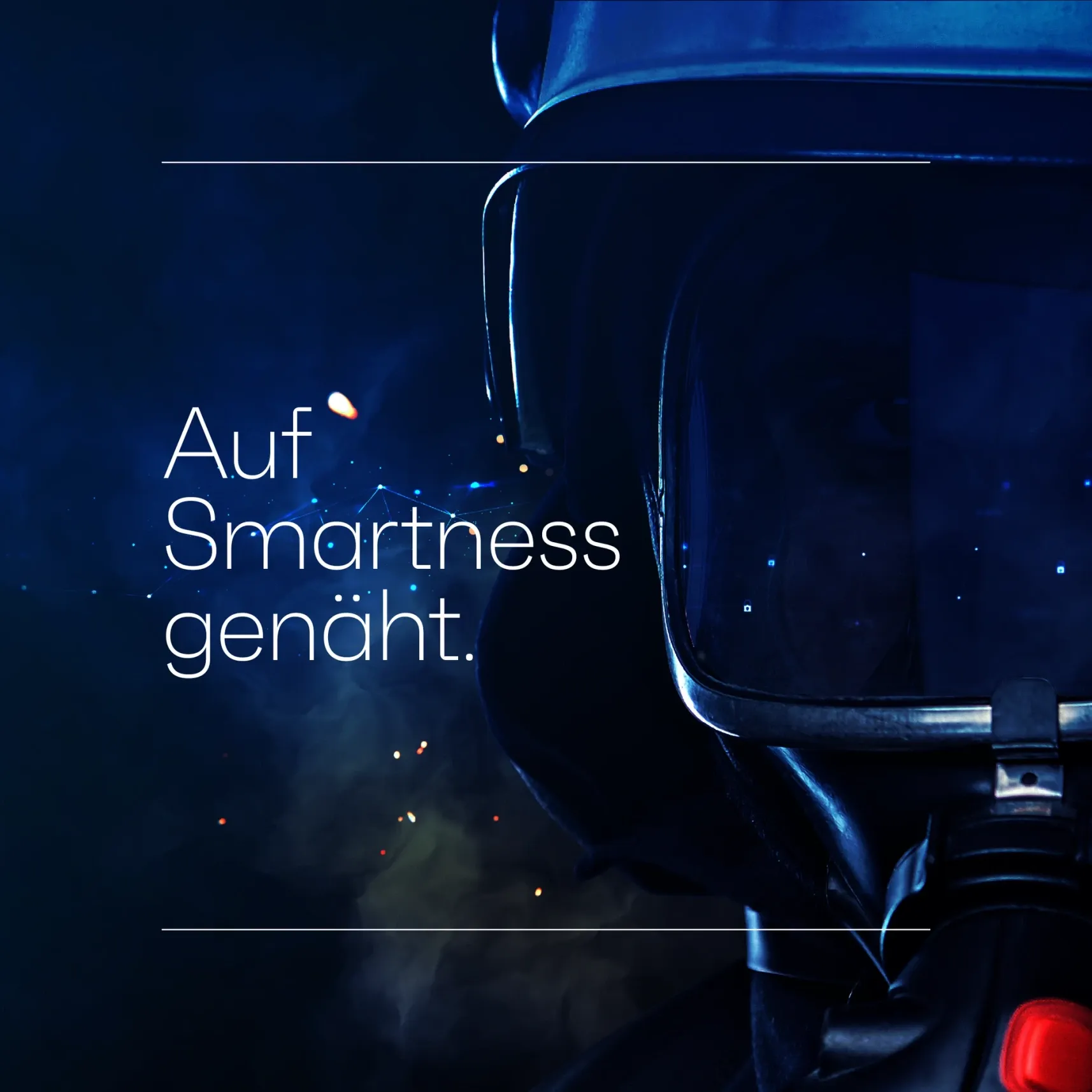 Nahaufnahme einer Person mit Helm und Atemschutzmaske vor dunklem Hintergrund mit Funken, Text: „Auf Smartness genäht“