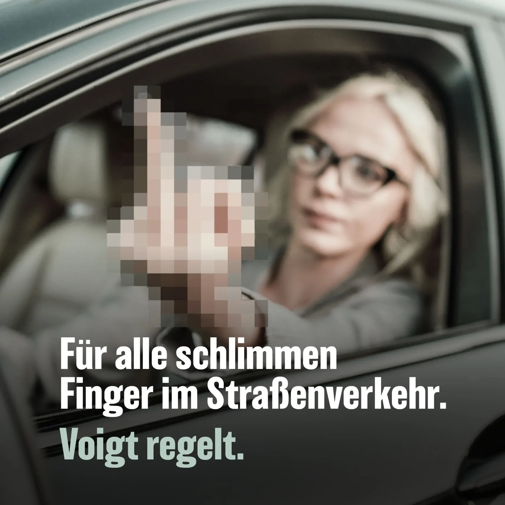 Person am Steuer zeigt verpixelten Mittelfinger; Text: „Für alle schlimmen Finger im Straßenverkehr. Voigt regelt“
