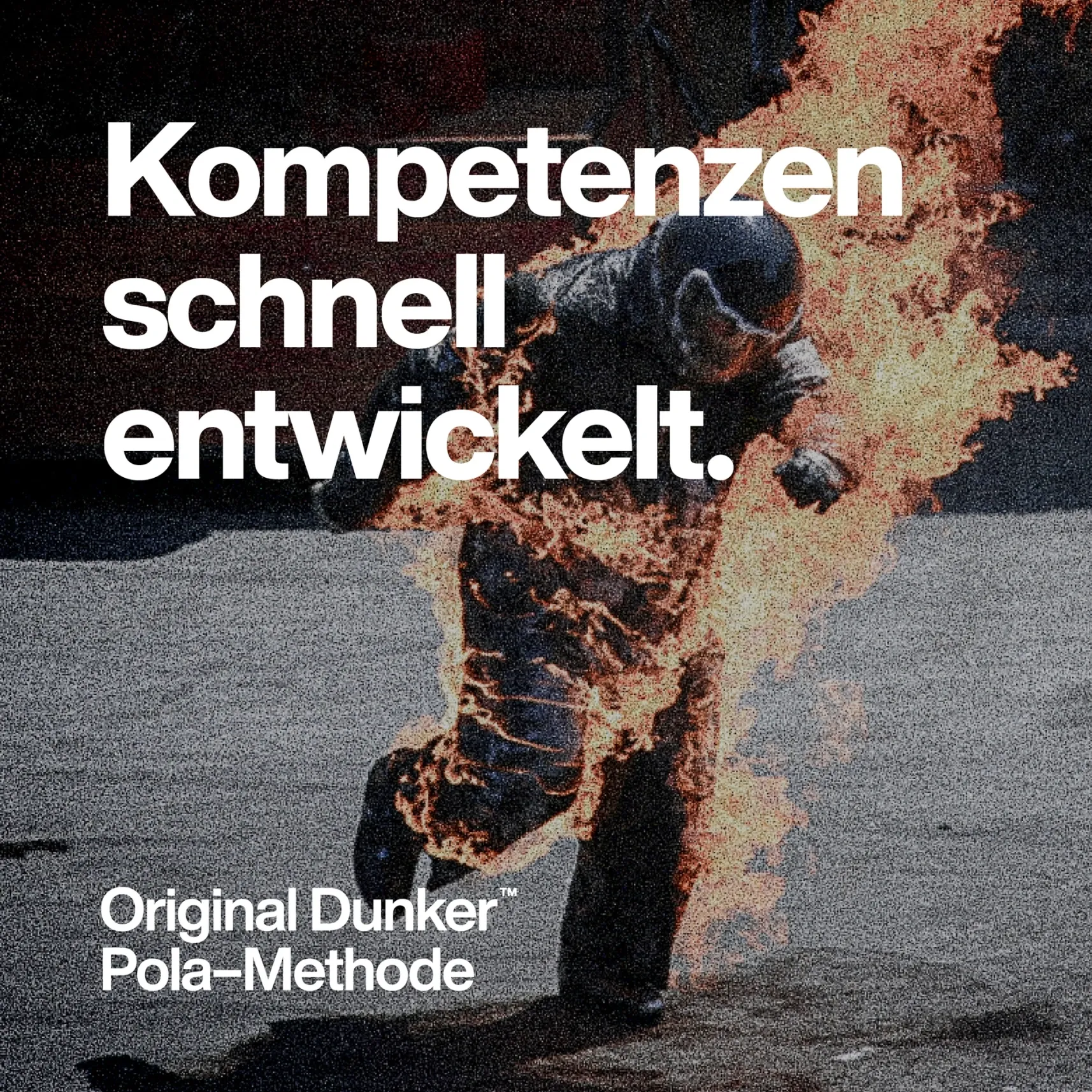 Person im Schutzanzug läuft brennend, darüber der Text: „Kompetenzen schnell entwickelt. Original Dunker Pola‑Methode“