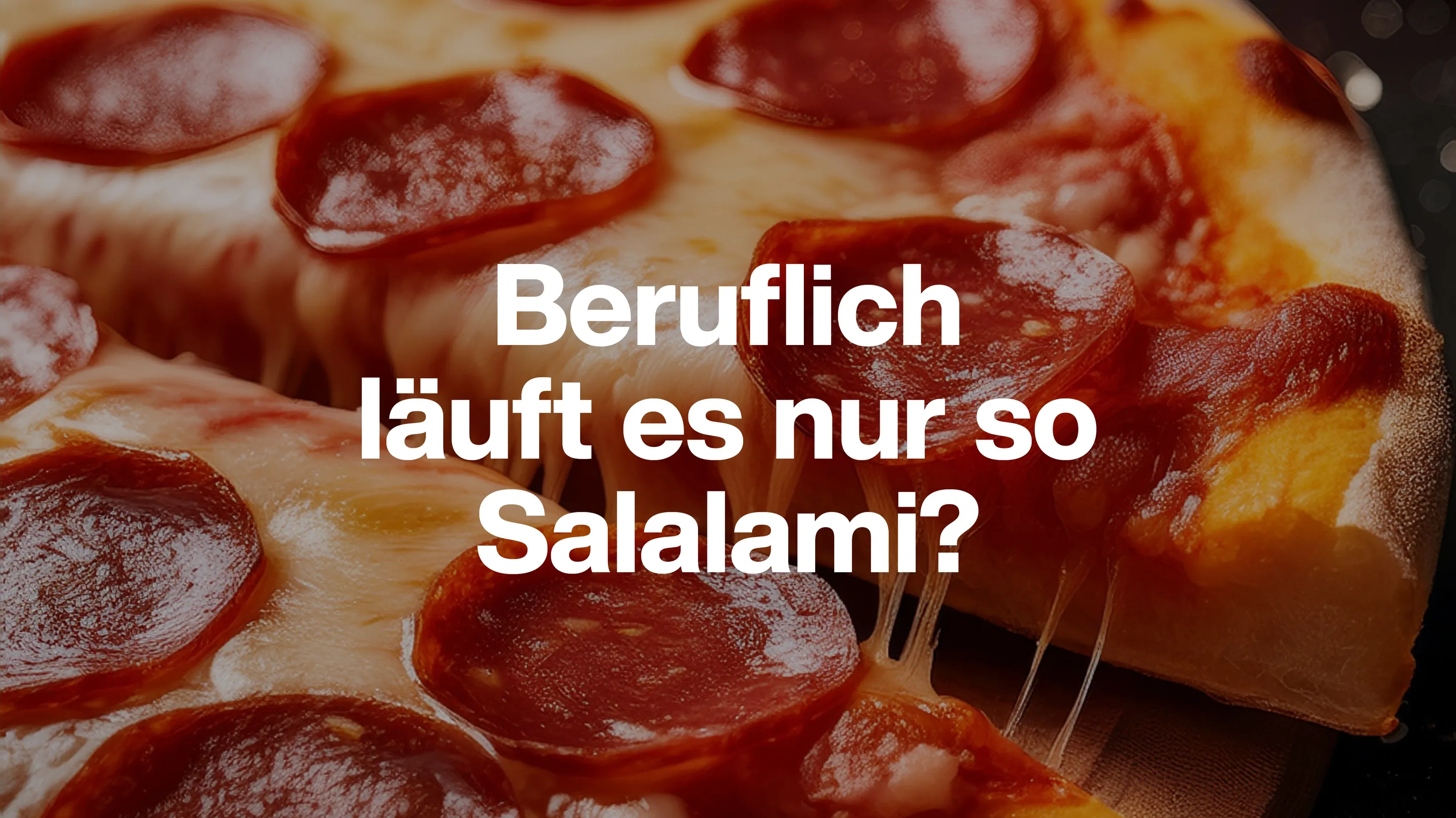 Nahaufnahme einer Salami-Pizza mit dem Text: "Beruflich läuft es nur so Salalami?"