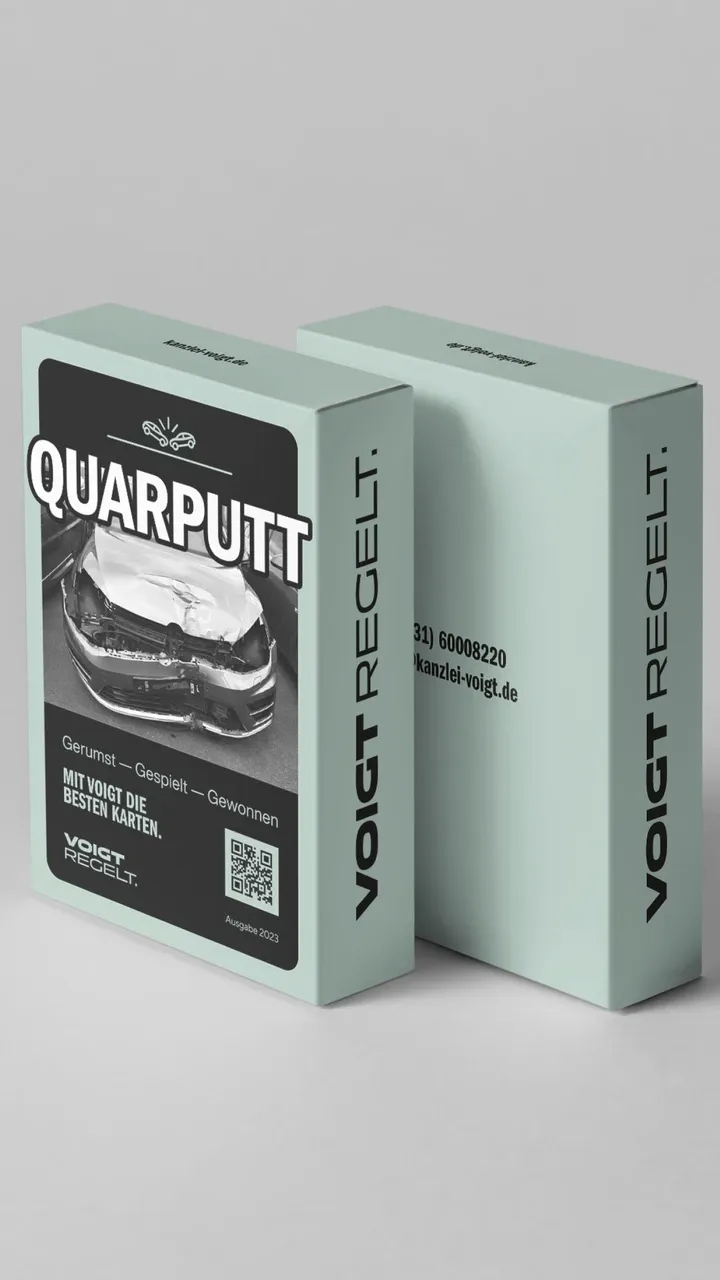 Zwei mintgrüne Schachteln, vorne mit schwarzem Etikett „QUARPUTT“, daneben eine mit seitlichem Schriftzug „VOIGT RECELT“