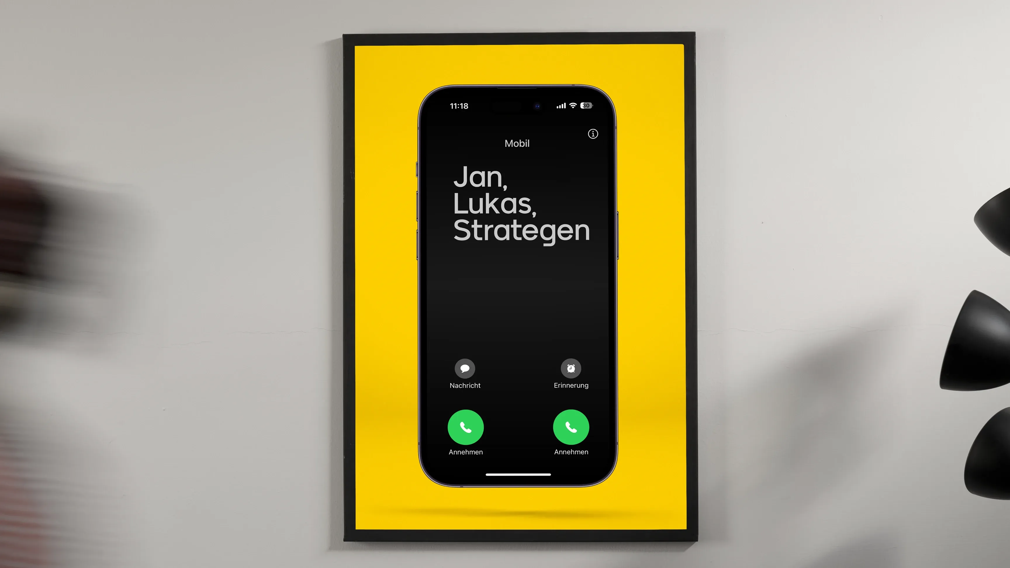 Gelbes, gerahmtes Poster mit Smartphone-Anrufbildschirm „Jan, Lukas, Strategen“