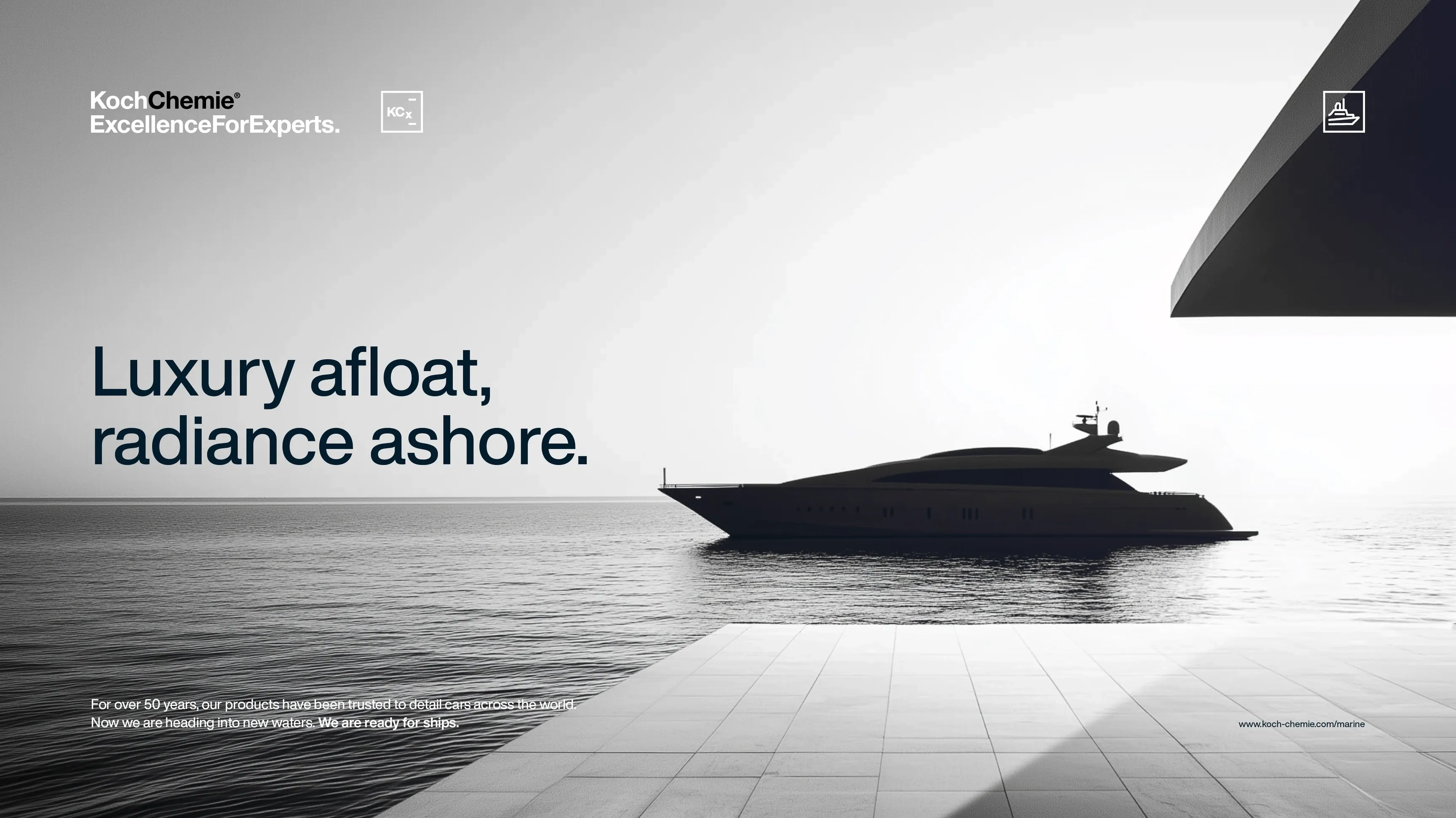 Schwarz-weißes Motiv: Silhouette einer Luxusyacht auf ruhigem Meer neben moderner Terrasse, Text „Luxury afloat, radiance ashore“