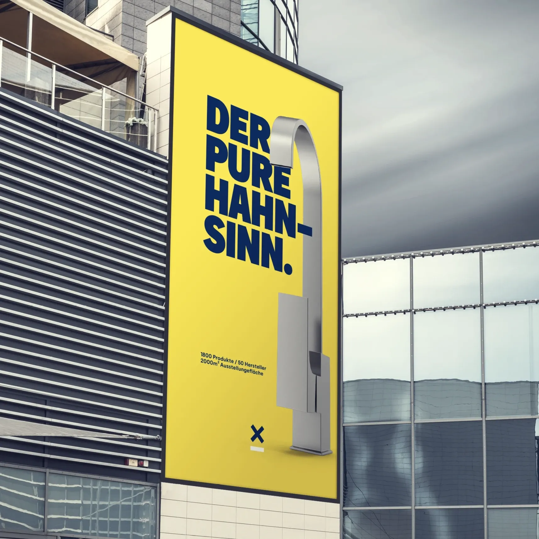 Gelbes Werbeplakat an Gebäudefassade mit der Aufschrift „DER PURE HAHN-SINN“ und einer Abbildung eines Design-Wasserhahns