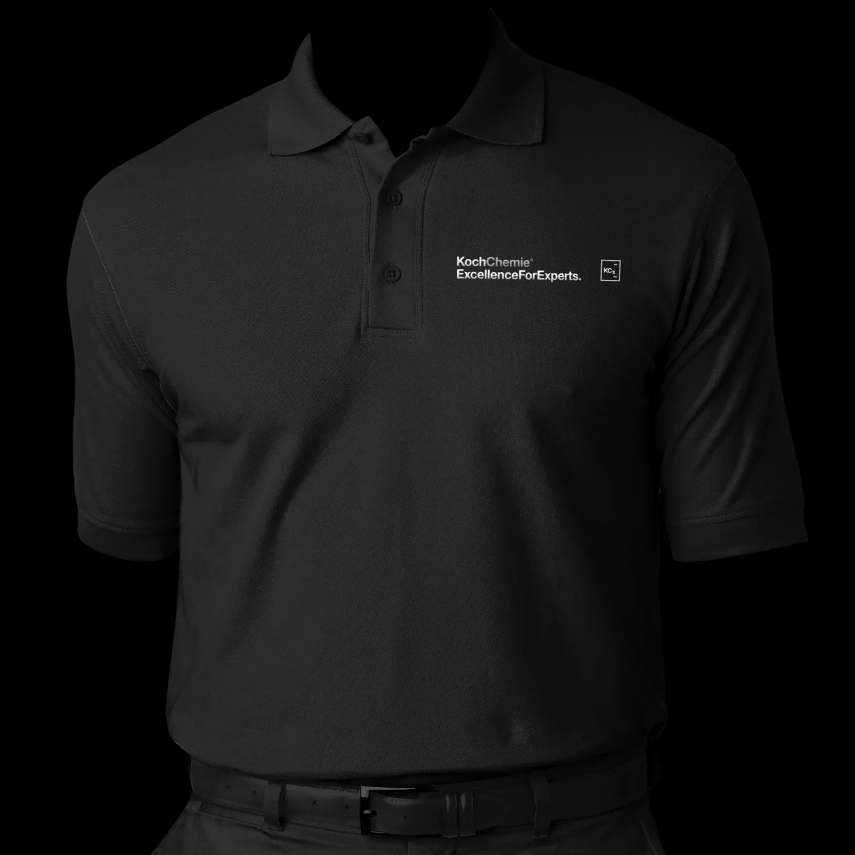 Schwarzes Polohemd mit weißem KochChemie-Logo „ExcellenceForExperts“ auf der linken Brust
