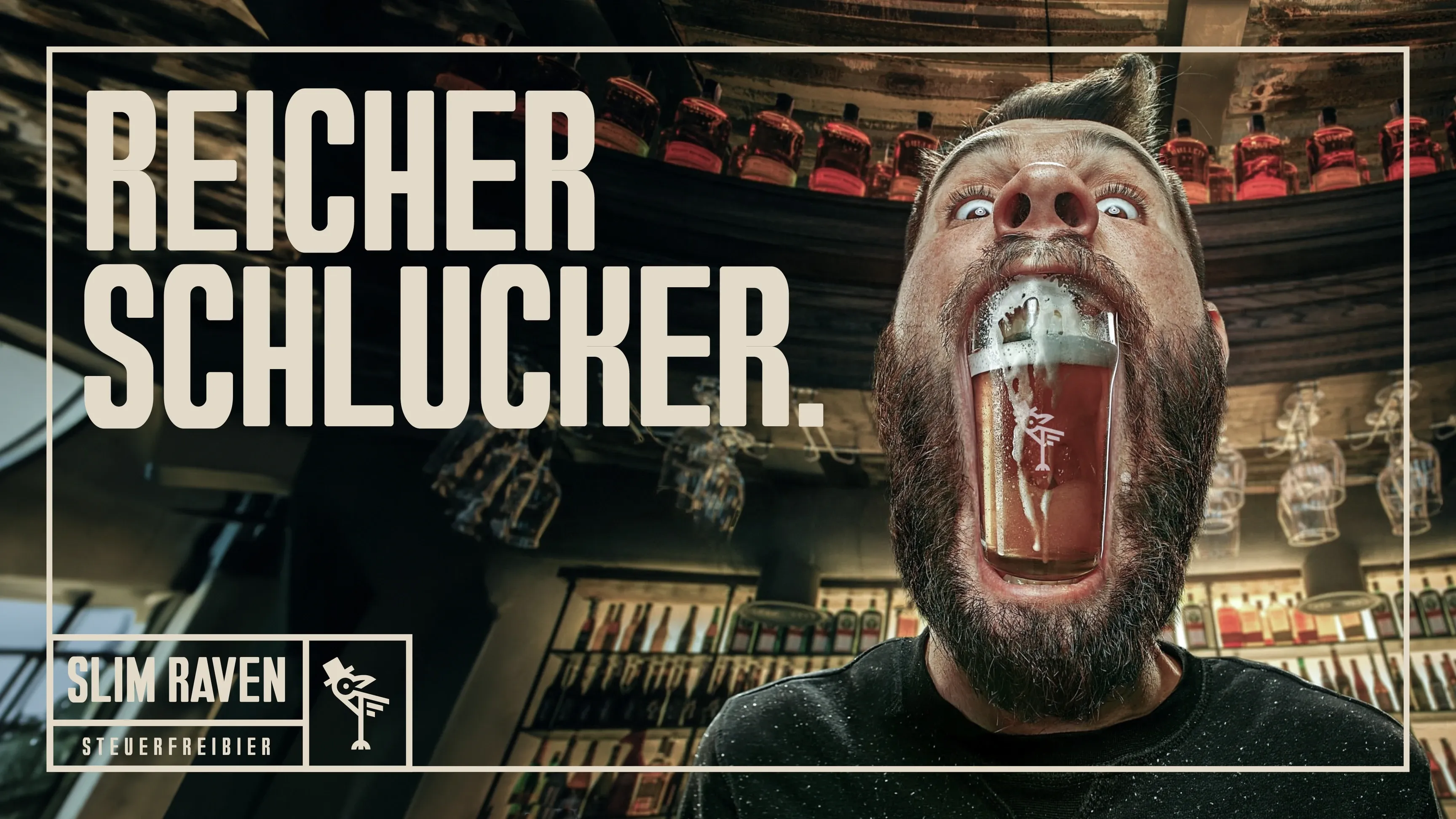 Werbemotiv mit Schriftzug „REICHER SCHLUCKER“ neben bärtigem Mann mit weit geöffnetem Mund, in dem ein Bierglas zu sehen ist, Barregale im Hintergrund