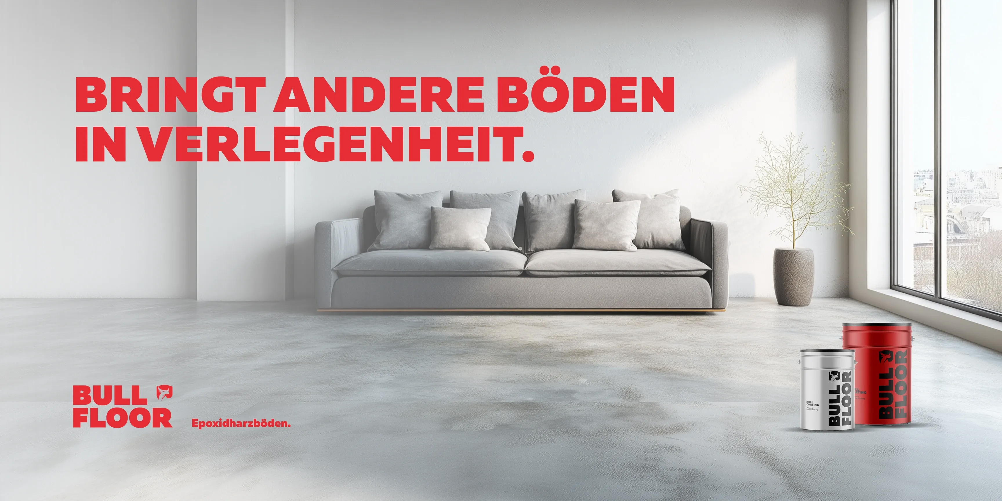Moderne Wohnraumszene mit grauem Sofa, großem Fenster und Werbetext „Bringt andere Böden in Verlegenheit“ für Bull Floor Epoxidharzböden.