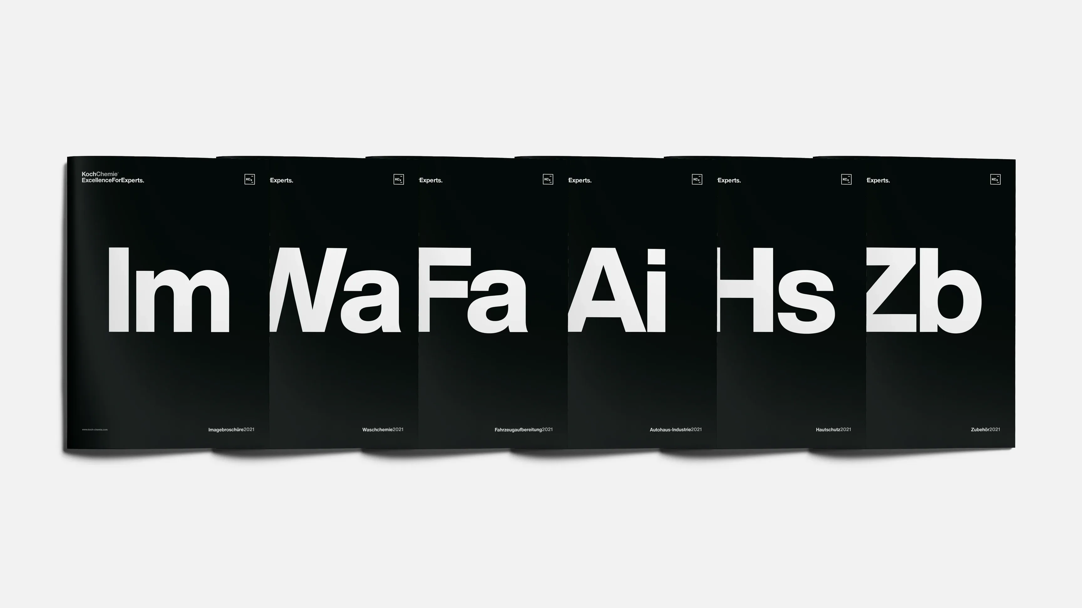 Reihe schwarzer Plakate mit großen weißen Buchstabenkürzeln