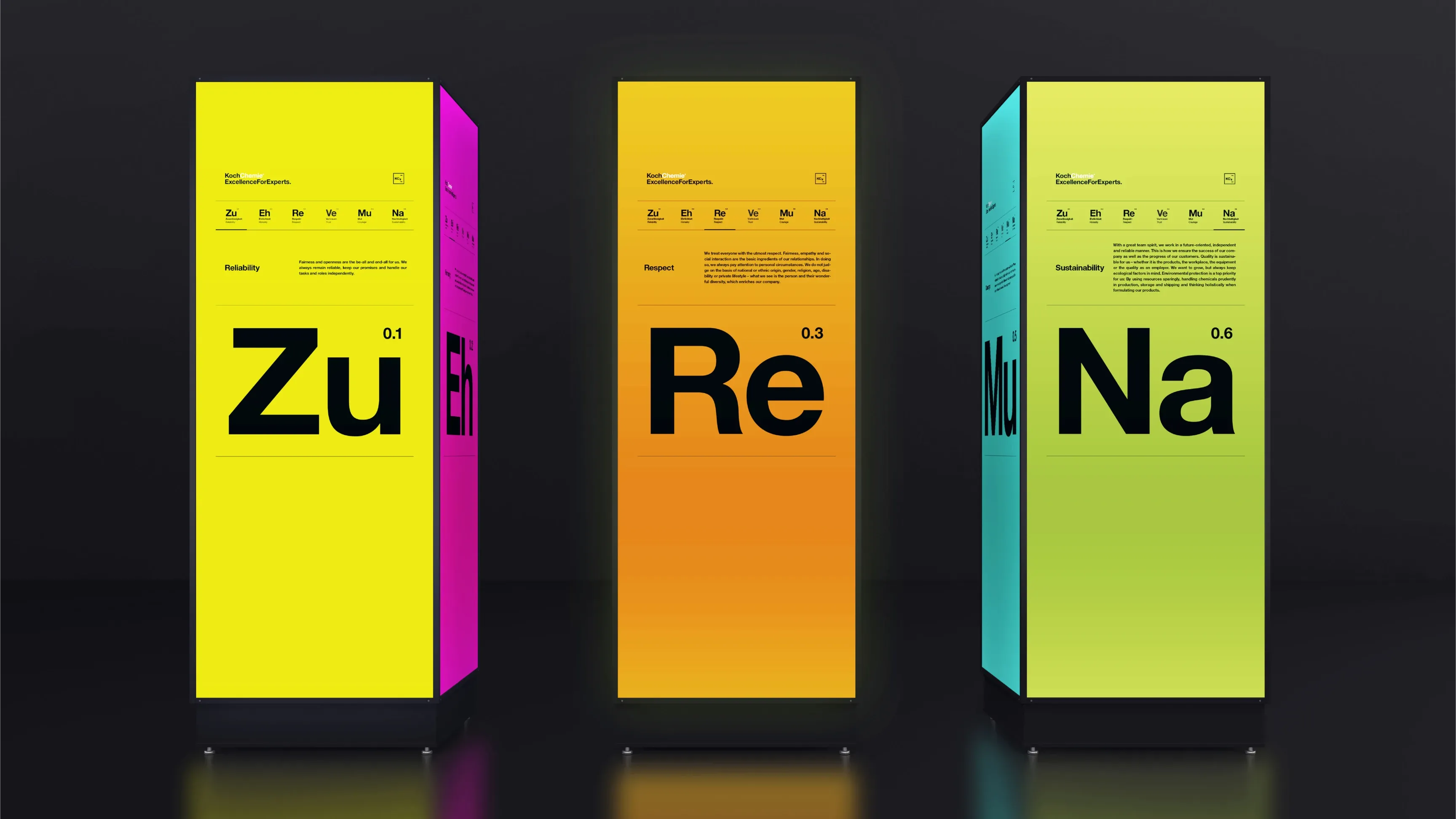 Drei bunte leuchtende Stelen mit großen Buchstaben Zu, Re und Na vor schwarzem Hintergrund