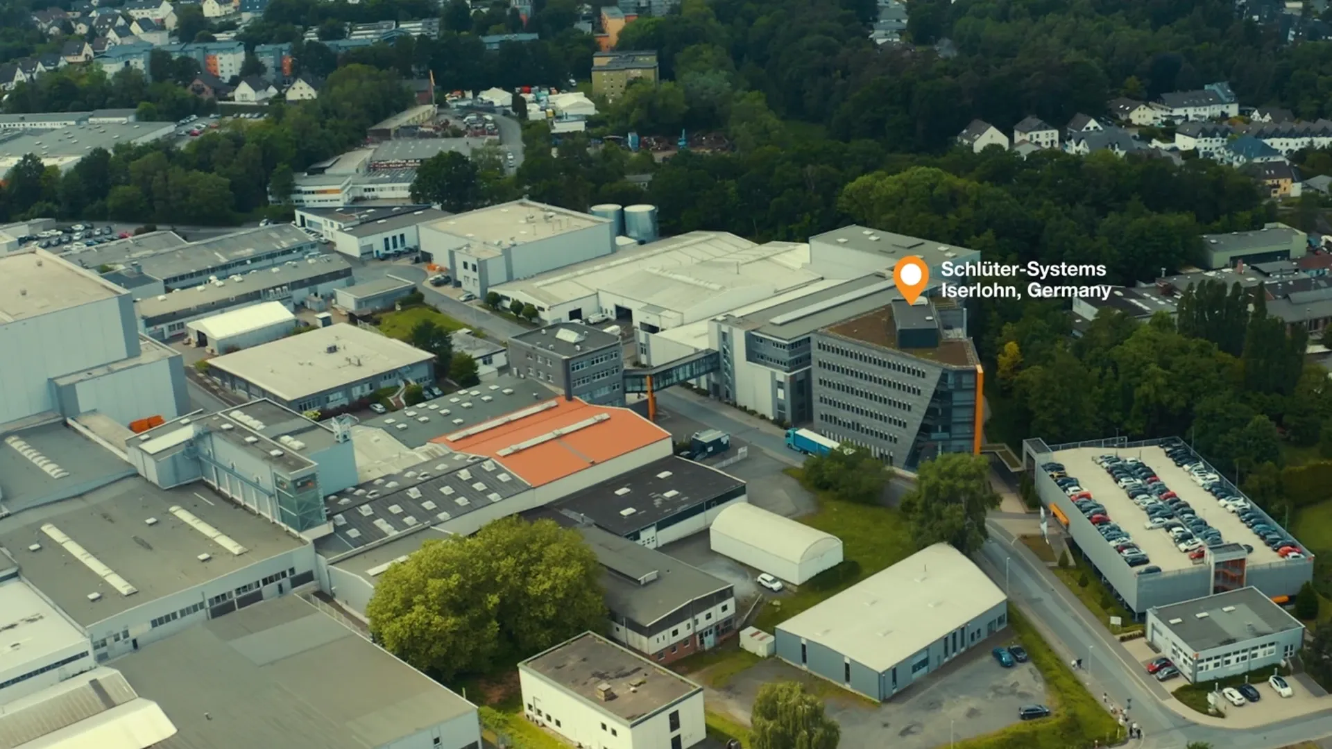 Luftaufnahme eines Industrieareals mit Standort-Pin 'Schlüter-Systems, Iserlohn, Germany'